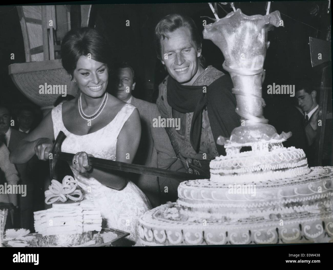 4. April 1961 - scharf für ein Stück Kuchen, Sophia Loren und amerikanischen Filmstar Chariton Heston waren auf einer Party in Rom Film '' El Cid''; Sophia Loren verwendet ein Schwert, um den Bankett-Kuchen zu schneiden. Stockfoto