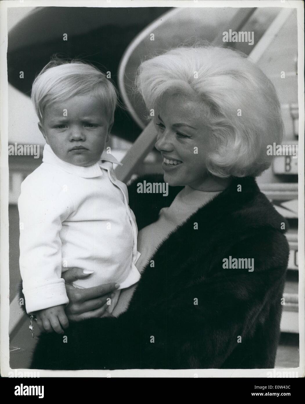 4. April 1961 - Diana Dors kommt zurück mit einer neuen Frisur: in London  flog heute Diana Dors, und Baby nach 11 Monaten in Amerika, wo hat sie drei  Filme gemacht, in