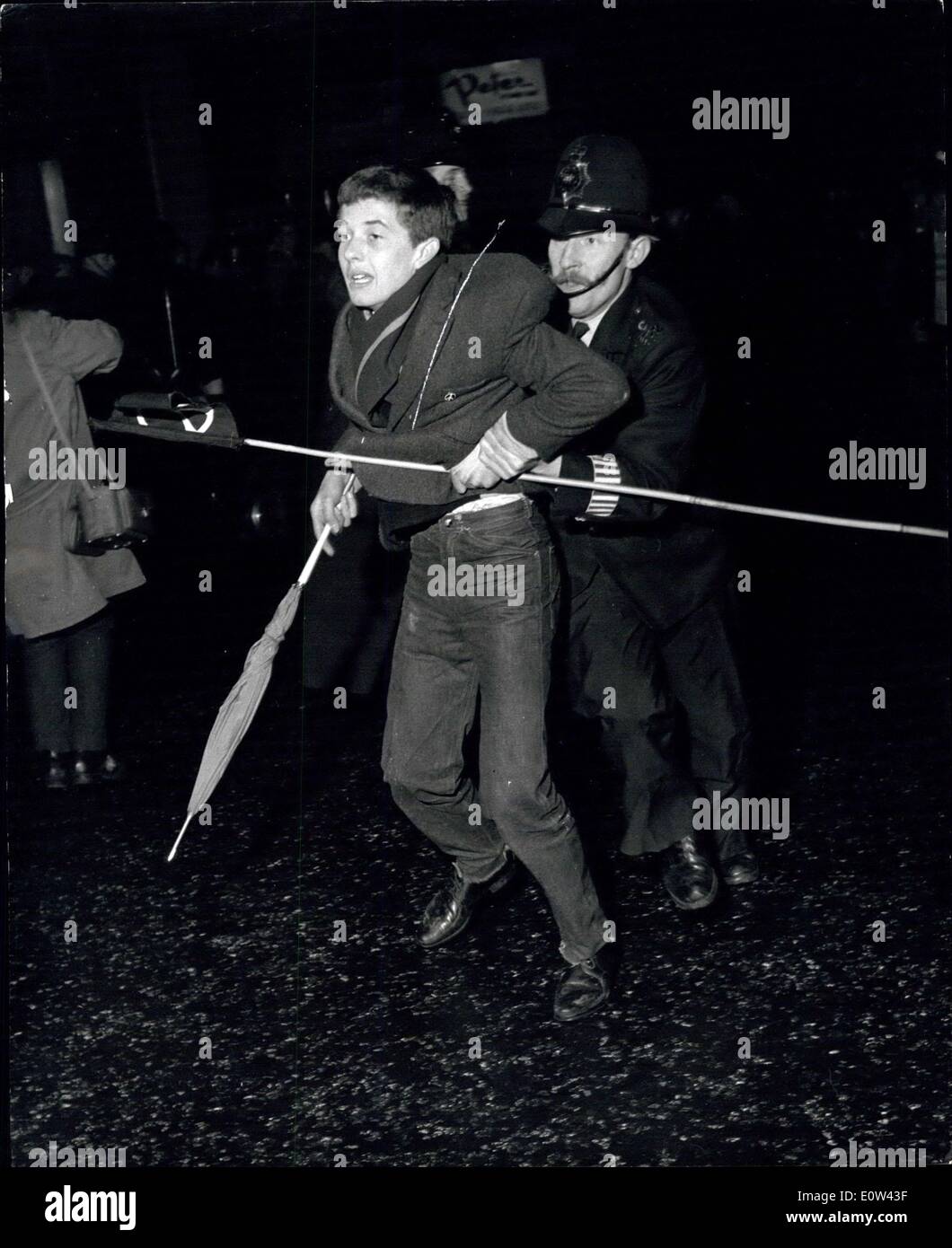 4. April 1961 - Kämpfe Polizei mit Demonstranten. Ein paar Stunden nach der Trafalgar Square Rallye gestern, am Ende der "Ban the Bomb" Märsche aus Wethersfield und Aldermaston Schlachten Polizei zwei mit "verbieten die Bombe" Demonstranten. Der Ärger begann, als 500 Demonstranten sich in der Straße in der Nähe der amerikanischen Botschaft in Grosvernor Square setzte und sich geweigert zu gehen. Zwei ihrer Führer wurden verhaftet und in West- und zentralen Polizeistation in der Saville Row und 200 der Demonstranten stieg die Straße hinunter auf Tye Polizeistation zu protestieren Stockfoto