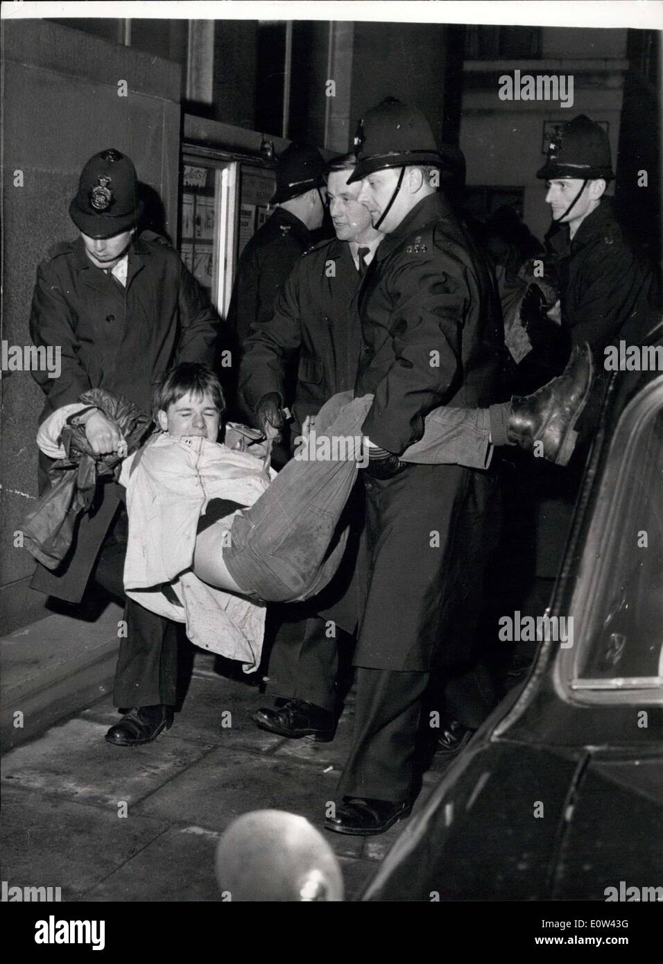 4. April 1961 - Kämpfe Polizei mit Demonstranten. Ein paar Stunden nach der Trafalgar Square Rallye gestern, am Ende der "Ban the Bomb" Märsche aus Wethersfield und Aldermaston Schlachten Polizei zwei mit "verbieten die Bombe" Demonstranten. Der Ärger begann, als 500 Demonstranten sich in der Straße in der Nähe der amerikanischen Botschaft in Grosvernor Square setzte und sich geweigert zu gehen. Zwei ihrer Führer wurden verhaftet und in West- und zentralen Polizeistation in der Saville Row und 200 der Demonstranten stieg die Straße hinunter auf Tye Polizeistation zu protestieren Stockfoto