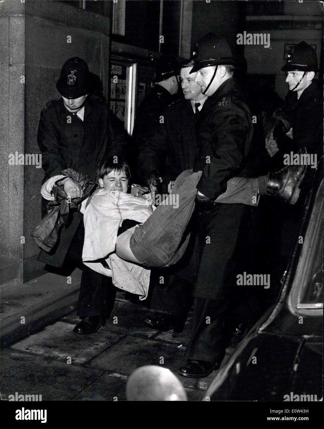 4. April 1961 - Polizei kämpfen Kämpfe mit Demonstranten. - ein paar Stunden nach der Trafalgar Square Rallye am Ende des Verbots der Bombe von Aldermaston gestern und Wethersfield marschiert, kämpfte Polizei zwei Schlachten mit Verbot der Bombe Demonstranten. der Ärger begann, als 500 demonstrators.sat unten in und weigerte sich zu bewegen. Zwei ihrer Führer wurden verhaftet und nach West End zentralen Polizeistation Saville Row und 200 Demonstranten stieg die Straße hinunter zur Polizeistation gebracht, um zu protestieren Stockfoto