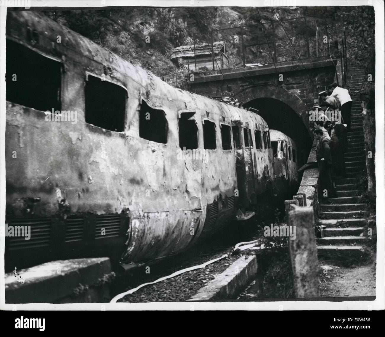 4. April 1961 - Feuer fünf Tote in Zug. Fünf Menschen starben am Donnerstag Abend, wenn die Turin-Rom express brannte nach einem Stopp in einem Tunnel, ein rotes Signal, in der Nähe von Bonassola, zwischen Genua und La Spezia zu gehorchen. Das Feuer ist vermutlich durch einen Kurzschluss verursacht worden sein. Der Zug war voller Passagiere ihre Osterferien los. Foto zeigt View of der beschädigte Zug nach dem Brand. Stockfoto