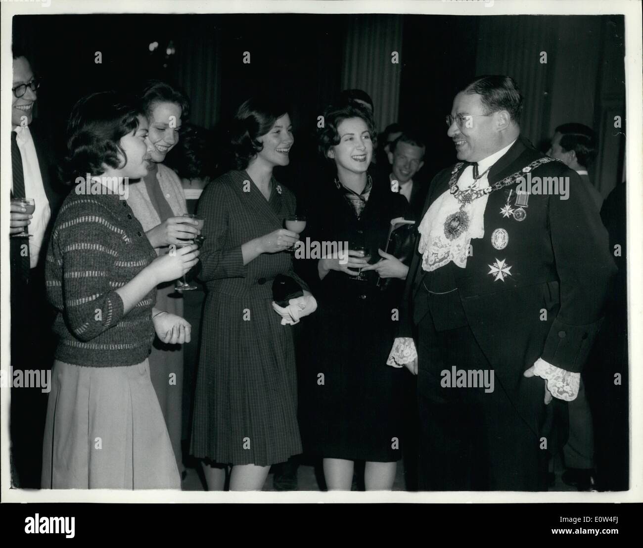 4. April 1961 - erhält Oberbürgermeister Partei von International School of America. Der Lord Mayor of London erhielt heute die Partei von der International School of America, die bei einem Besuch in London während ihrer Welttournee - im Mansion House heute. Keystone-Foto zeigt: Der Lord Mayor of London, Sir Bernard Waley Cohen, im Gespräch mit Mitgliedern der Partei heute. Sie sind (L, R): Diana Layne, 18, aus Miami; Eleanor Neher, 17, aus Pasadena; Nell Johnson, 17, aus Tennessee, und Lucy Langoh, 18, aus Columbia City, Indiana. Stockfoto