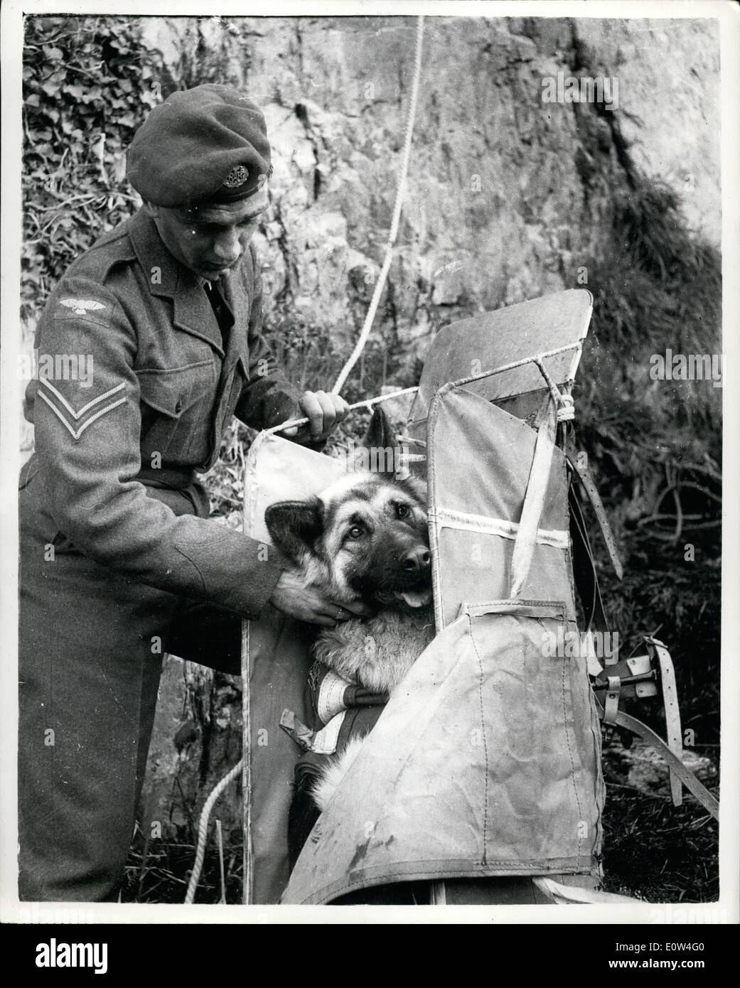 Apr 04, 1961 - zweihundert Fuß, wenn ein Hund der beste Freund eines Mannes ist. Neue Mountain Rescue Technik; Eine neue bodenständige Technik für Hunde wurde entwickelt durch die Bergrettung R.A.F-Männer - jetzt Proben für das königliche Turnier ein echter, Lebensdrama erlassen werden. Sie führen eine intensive Berg Seite Suche für einen abgestürzten Piloten mit Hilfe der RAF. Berühmten Hund Phao, der ihn findet. Der Pilot wird schwer verletzt und wird in einer speziellen Box auf der Rückseite des Retters geschnallt den Berghang hinunter genommen Stockfoto