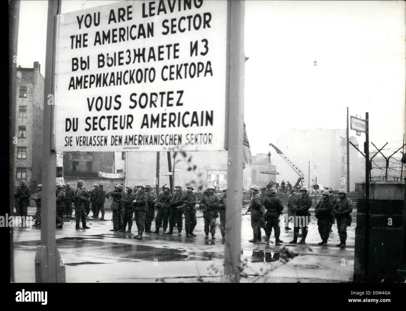 4. April 1961 - alle Berliner Sektor Grenze überquert reduziert auf 2,50 m.: heute in der Nacht und am frühen Morgen waren alle Berliner Sektor Grenze Kreuze auf den kleinen Durchgang von 2,50 Meter reduziert. Hunderte von Soldaten der "Volksarmee" wachen über die Arbeit als die Ost-Berliner Arbeiter gegründet, die neue Concret Wände auf den Fahrbahnen. Foto zeigt, dass Soldaten von der '' Volksarmee'' in Schlacht-Kleid mit Marchine Waffen an die, die die Grenze bei der Ausländers ist Friedrichstraße überqueren. Stockfoto