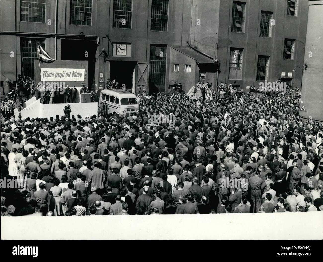 4. April 1961 - demonstrieren Tschechen gegen kubanische Aufstand. Demonstrationen gegen den Aufstand in Kuba, fand vor kurzem im tschechischen Osloevakia. Foto zeigt Blick auf das große Treffen der Arbeiter der CKD Praha Engineering in Prag arbeitet. Das Plakat auf der Lautsprecher-Plattform liest. "Hände weg von Kuba" Stockfoto