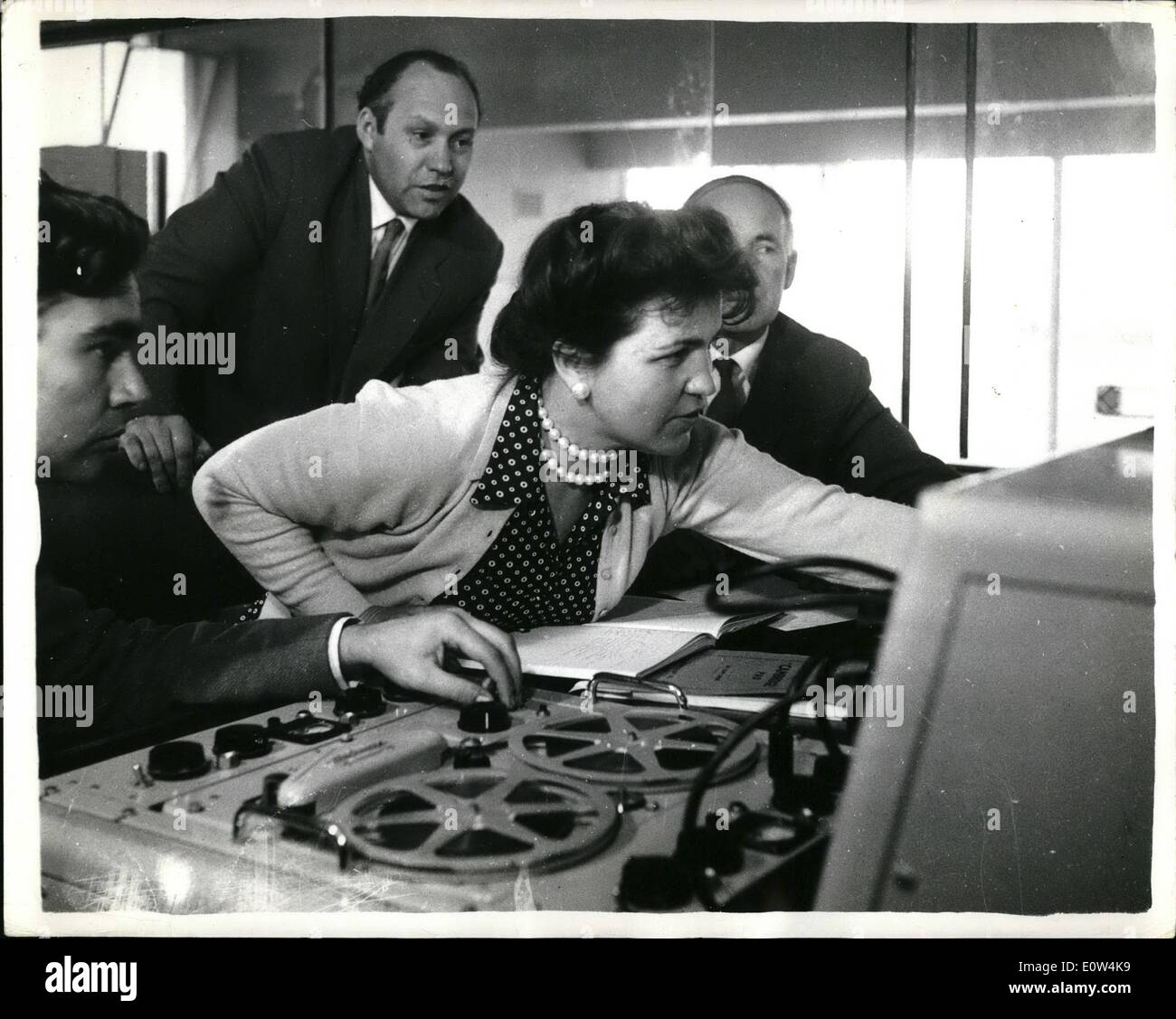 6. Juni 1961 - sie jagt für '' verloren Bleep'' russische Experten Suche nach vermissten russischen Venus-gebundenen Rakete - die jetzt geglaubt wird, um 62,000,000 Meilen von der Erde zu sein, die Rakete nicht mehr sendet Signale auf Feb.17th. Foto zeigt Professor Alla Masewitch Russlands Top Platz Frau ist (sie ist 40) aufgezeichneten '' Bleeps'' bei Jodrell Bank - beobachtet von russischen Rakete-Experte Dr. Jouli Khodareu (links) und Professor Sir Bernard Lovell(right) hört Stockfoto