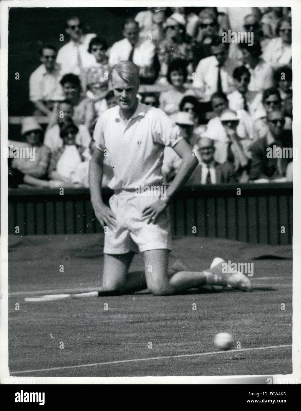 6. Juni 1961 - Wimbledon Championships - dritten Tag. Foto zeigt j.lundquist von Schweden, schlägt eine angewidert Pose mit seinen Händen Stockfoto