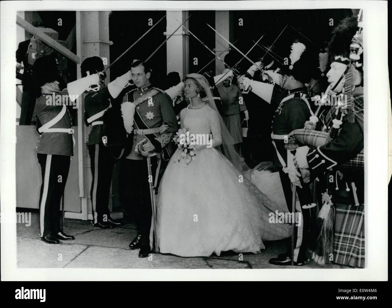 6. Juni 1961 - vermählten Herzog von Kent: The Duke of Kent wurde in York Minster heute zu Miss Katherine Worsley, Tochter von Sir William und Dame Worsley verheiratet. Viele britische und ausländische Royals besuchte. Foto zeigt The Duke of Kent, tragen das Zeremoniell einheitlich sein Regiment, The Royal Scots Greys - und seine Braut, statt von Offizieren des Regiments - nach der Zeremonie heute verlassen York Minster unter einem Arhcway Schwerter. Stockfoto