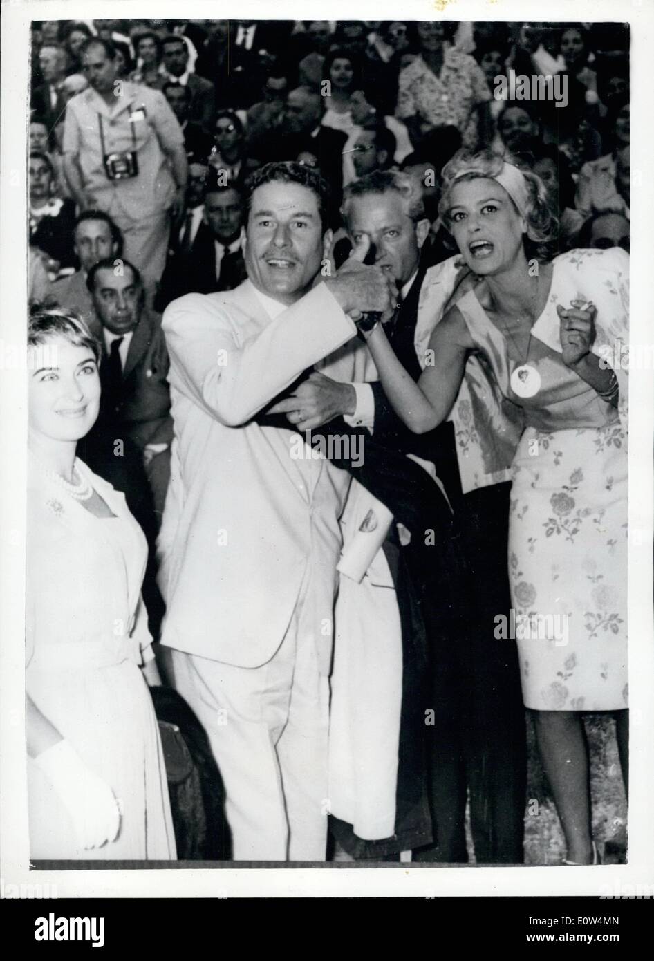 6. Juni 1961 - Eröffnung des antiken griechischen Drama geöffnet.: viele berühmte Persönlichkeiten der Theater und Kino kamen zur Eröffnung des Festivals antiken griechischen Dramas, an das antike Theater von Edidavres, wo '' Electra'' vorgestellt wurde. Foto zeigt der italienische Filmstar Amedeo Nazzarri und Melina Mercuri, bei den Festspielen im Bild. Im Zentrum ist Jules Dassin, und ganz links ist die Ehefrau von Amedeo Nazzarri. Stockfoto