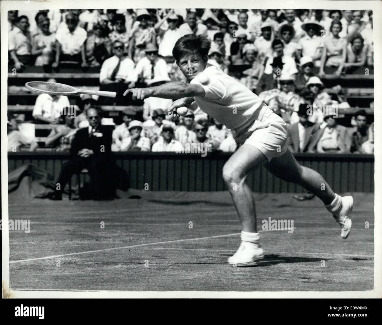 6. Juni 1961 - Tennis Championships in Wimbledon - 5.Tag: Foto zeigt Billy Knight (G.B) im Spiel gegen L. AYALA (Chile) Stockfoto