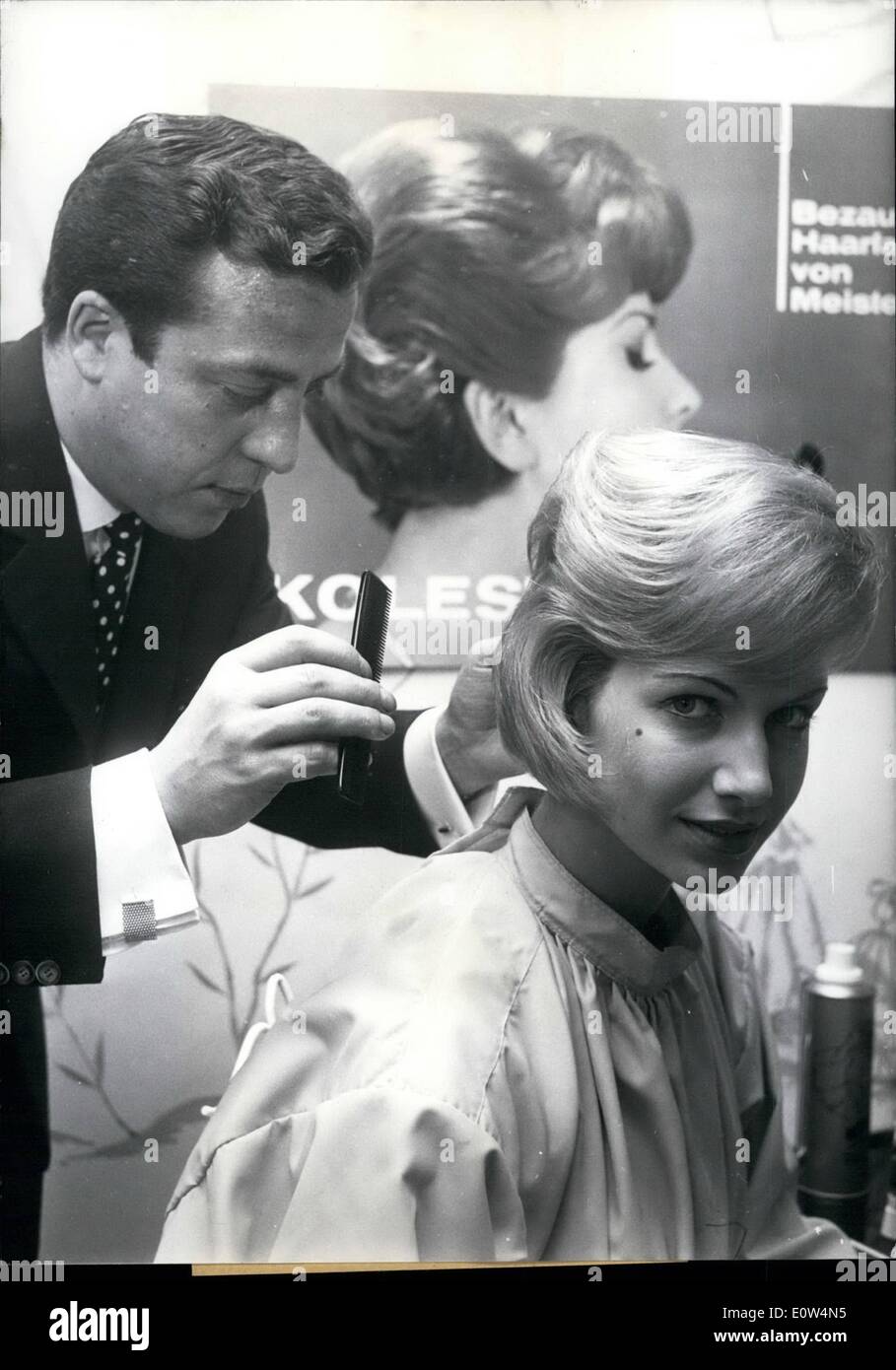6. Juni 1961 - Miss Europa haben ihr Haar vom Figaro Wahle: Ingrun Mockel  (Ingrun Mockel) von Düsseldorf, der vor kurzem in Beirut gewählt,, Miss  Europe 1961'' war hat ihr blondes Haar,