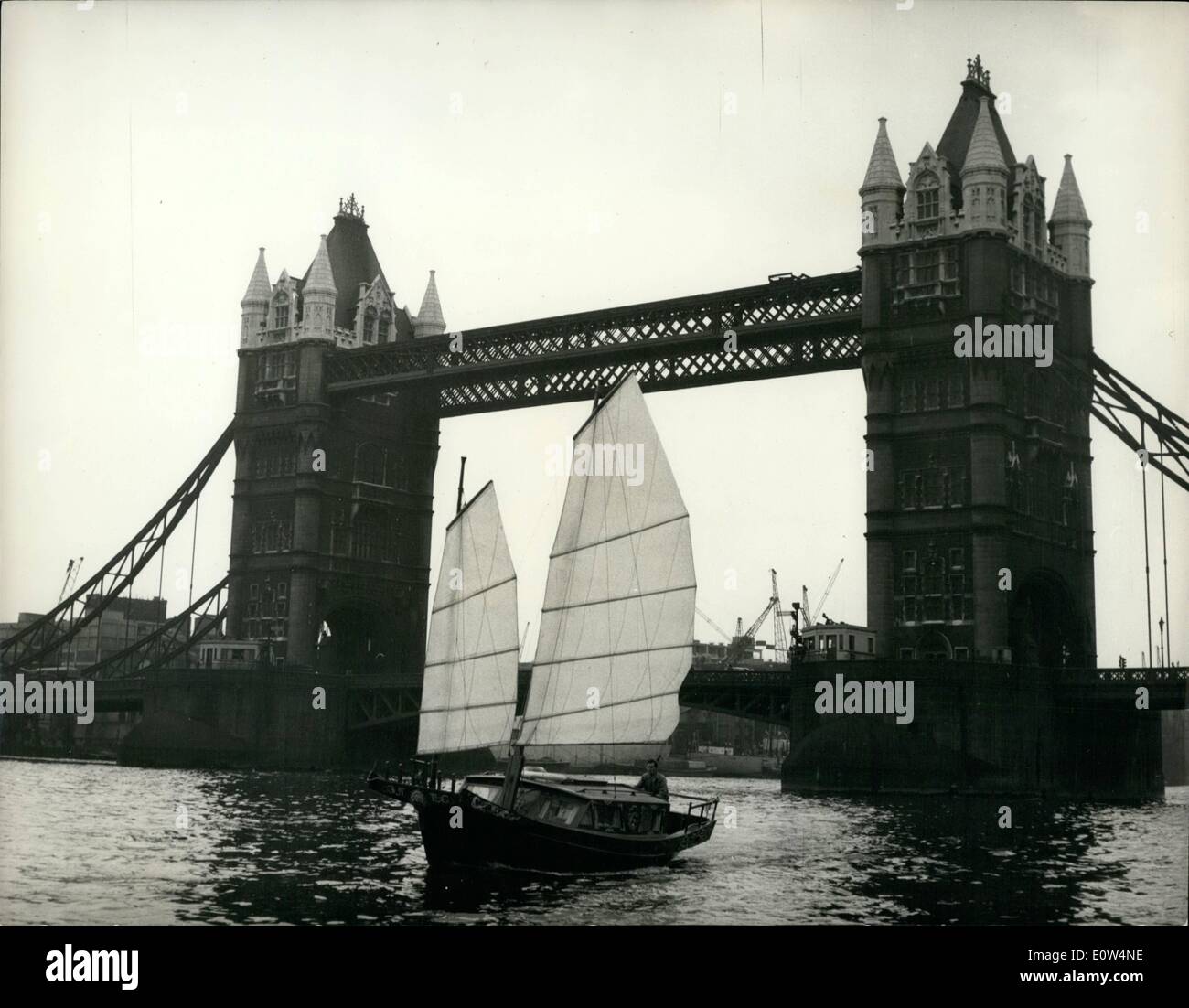 6. Juni 1961 - Segeln auf dem Fluss auf einer chinesischen DSCHUNKE. Eine chinesische Dschunke war zu segeln auf der Themse gestern gesehen Stockfoto