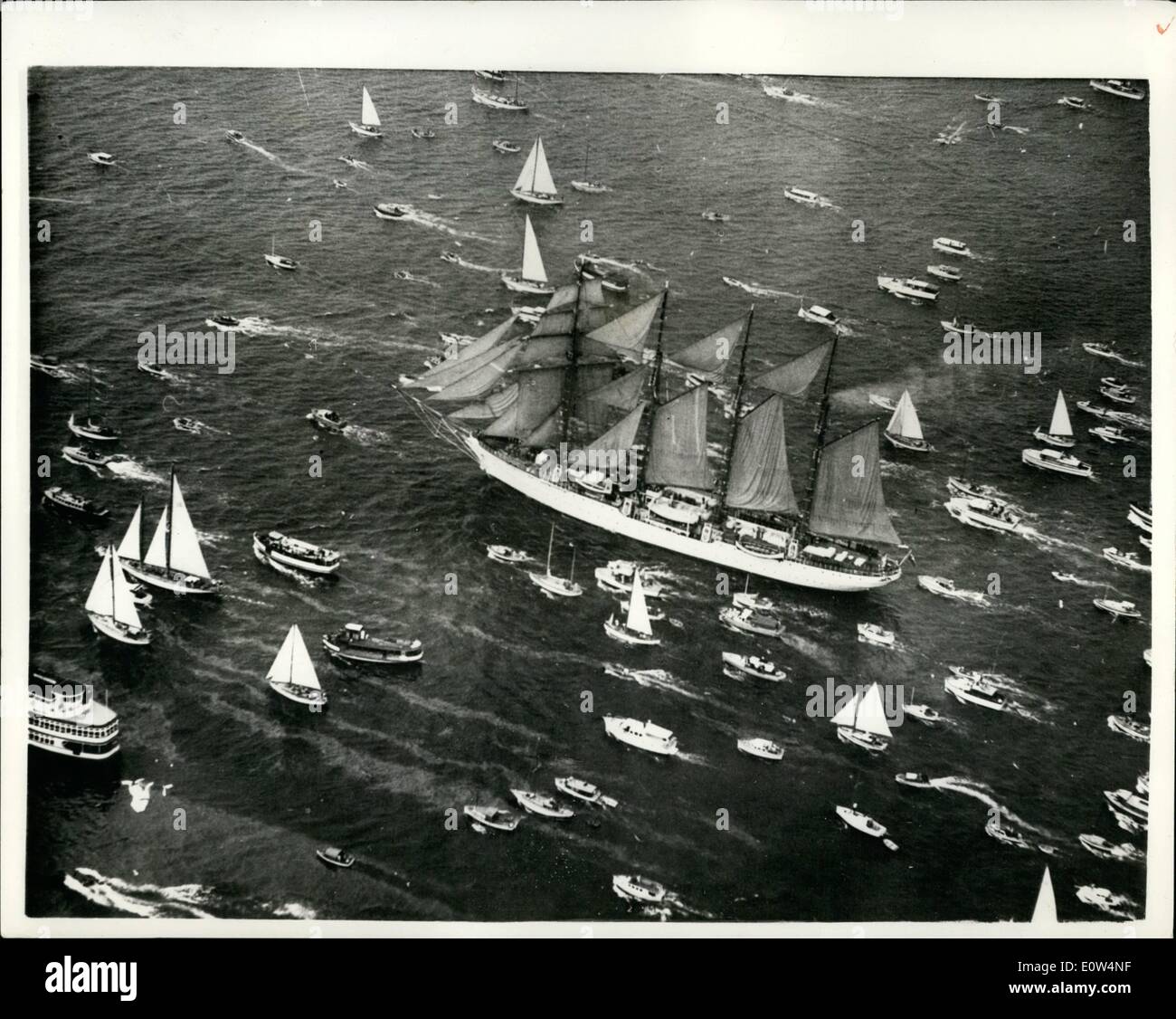 6. Juni 1961 - Down To The Sea In Schiffe: Tausende von Menschen überfüllt Sydney Harbor, Australien, eine mitreißende Abschied verleihen dem 308 ft lange chilenischen Schulschiff, Esmeralda. Das schöne weiße Schiff wurde begleitet von alles, die schweben würde, racing-Yachten, Kreuzer, Faser Glas Runabouts, schmutzigen Trawler und sogar Surfbretter. Foto zeigt dies war die Szene, wie das Esmeralda für das Meer mit allen 26.910 sqft der Leitung Segeln ganz eingestellt, und alle Mann an Deck, mit einigen von den Hunderten von Handwerk, das ihr am laufenden Band begleitete bis ein kompliziertes Muster von weißen Wake. Stockfoto