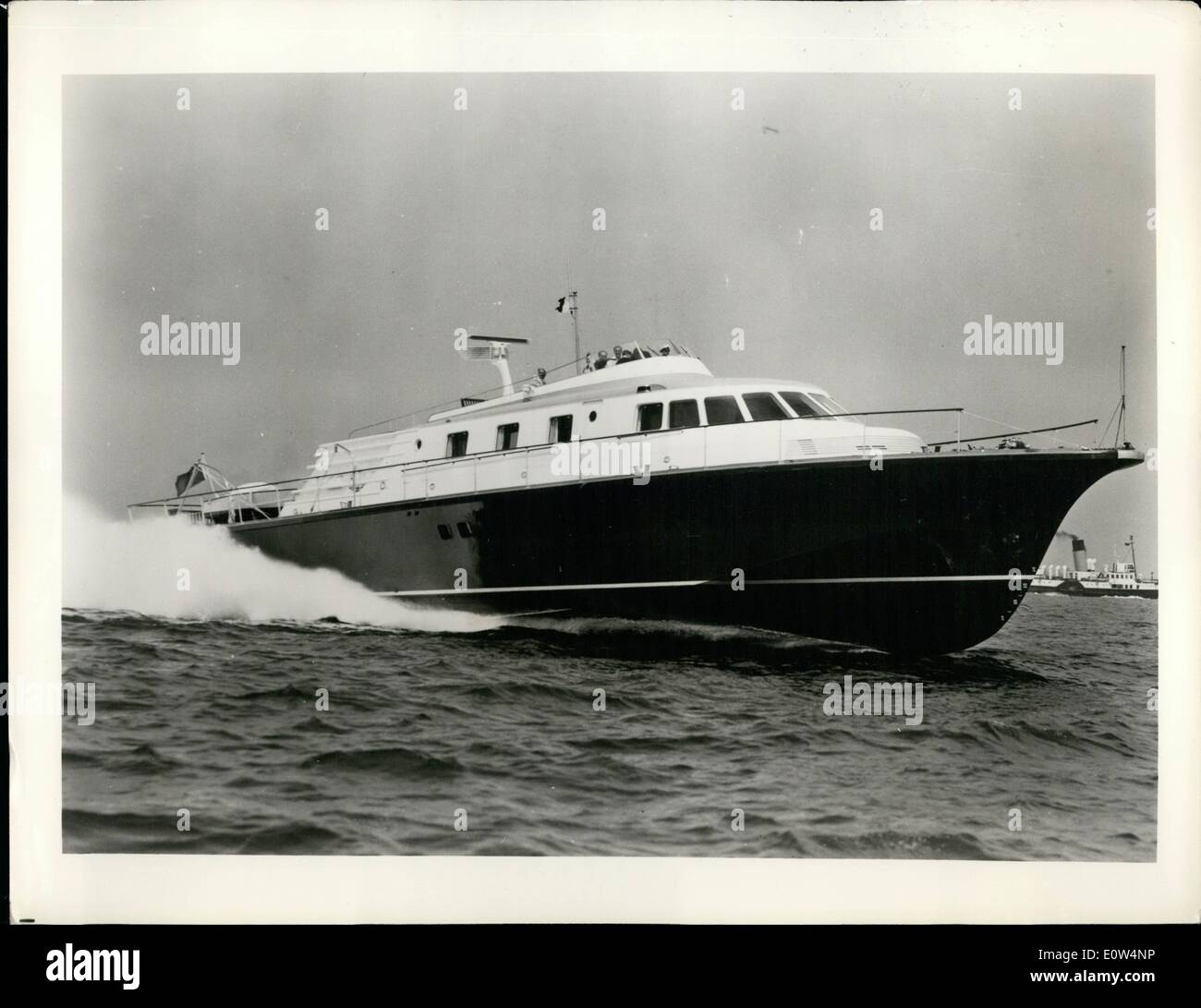 06. Jun 1961 - EINE Geschwindigkeit vor der englischen Küste ist die Motoryacht Mercury, die für Herrn Stavros Niarchos, einen griechischen Millionär, gebaut wurde. Angetrieben von drei Bristol siddeley Marine Proteus Gasturbinen, Seangoversion der Turboprop-Motoren, die den riesigen Bristol Britaiia Airliner antun, kann sie über 50 Knoten und wird von ihren britischen Herstellern als die schnellste private Yacht der Welt geglaubt. Trotz ihrer hohen Geschwindigkeit, sagen die Hersteller, manövriert sie leicht bei langsamen Geschwindigkeiten, denn der Marine Proteus verkörpert eine freie Kraftturbine. Hersteller: Vosper Ltd Stockfoto