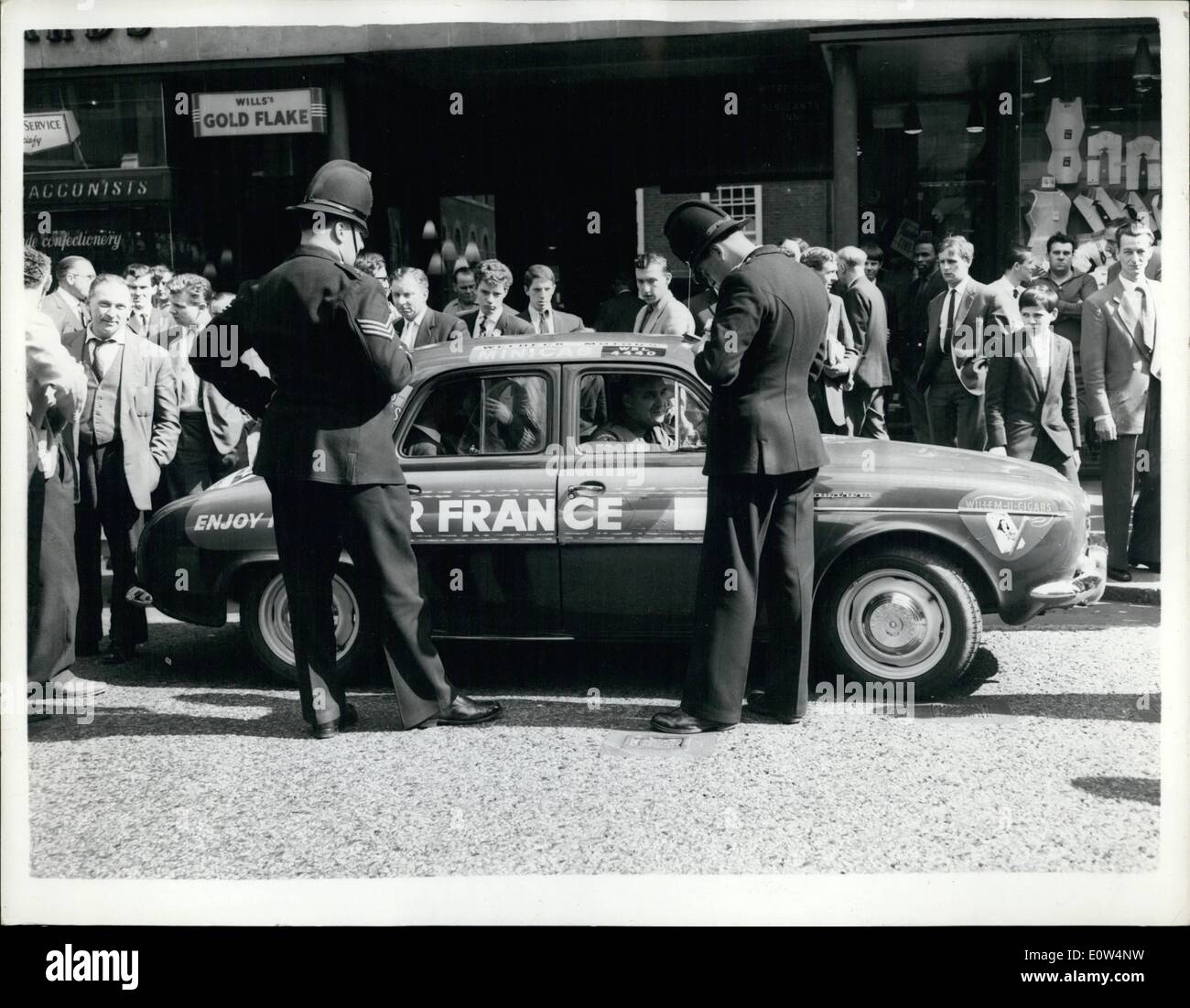 6. Juni 1961 - gehen Londons neue FUNKMIETWAGEN in Betrieb... STREIT MIT NORMALEN TAXIFAHRER IN DER FLEET STREET. Die Flotte von 200 Dauphine Funkmietwagen im Besitz von WELBECK Motoren und unterstützt durch Millionär ISAAC WOLFSON ging in London in Betrieb dieser Nachmittag in Opposition zu dem normalen London-Taxi... Die Funkmietwagen dürfen nicht zur Miete ply- aber sind gebucht durch Funktelefon... gab es ein Vorfall in der Fleet Street heute Nachmittag ein Minicab-Treiber in Streit mit einem Oridinary Taxifahrer kam... Stockfoto