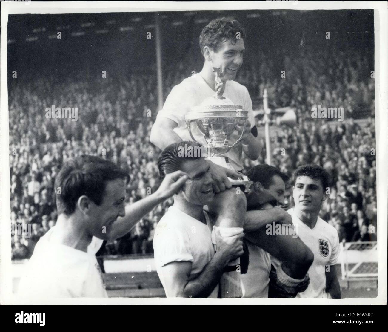 15. April 1961 - England schlagen Schottland von 9-3 In Wembley International: England heute schlagen Schottland von neun Tore, drei in Fussball International im Wembley-Stadion. Das Spiel wurde von HM The Queen und Prinz Philip besucht. Bild zeigt: England Kapitän, Johnny Meisterschale als Mitglieder dieses Teams tragen ihn empor im Wembley-Stadion heute aus. Die Königin stellte die Trophäe Haynes. Ganz links in Jimmy Greaves. Stockfoto