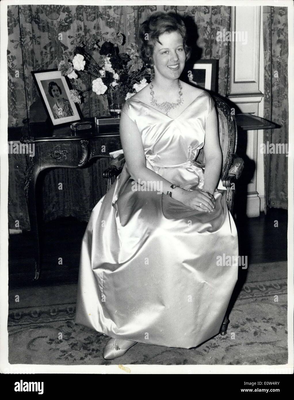 16. April 1961 - Dänemarks Prinzessin Celebrates w1st. Geburtstag - in London. Sie trägt eine geliehene Kleid. Prinzessin Margrethe von Dänemark veranstaltet ihr '' Schlüssel des Schlosses '' Party in der dänischen Botschaft in London heute Abend. Die Prinzessin, die Archäologie in Cambridge studiert kamen in London nur just in Time für die Partei von ihren Oster-Urlaub in Norwegen, wegen dem dänischen Transport Strike, die auch die Ankunft ihrer Partei Robe, verzögert, so sie hatte eine Kleid zu leihen. Keystone-Fotoshows: Prinzessin Margaret sitzen bei der Botschaft heute Abend. Sie trägt ihr geliehenen Party-Kleid Stockfoto