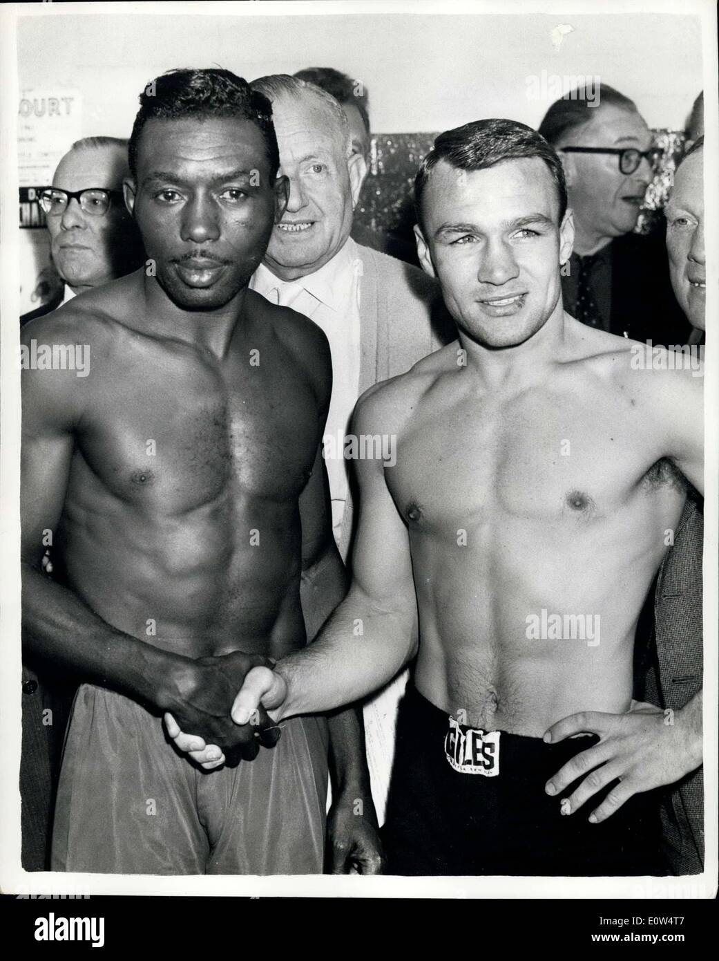 18. April 1961 - braun und Charnley wiegen für heutige Tittle Kampf: Foto zeigt braun und Dave Charnlet. Stockfoto