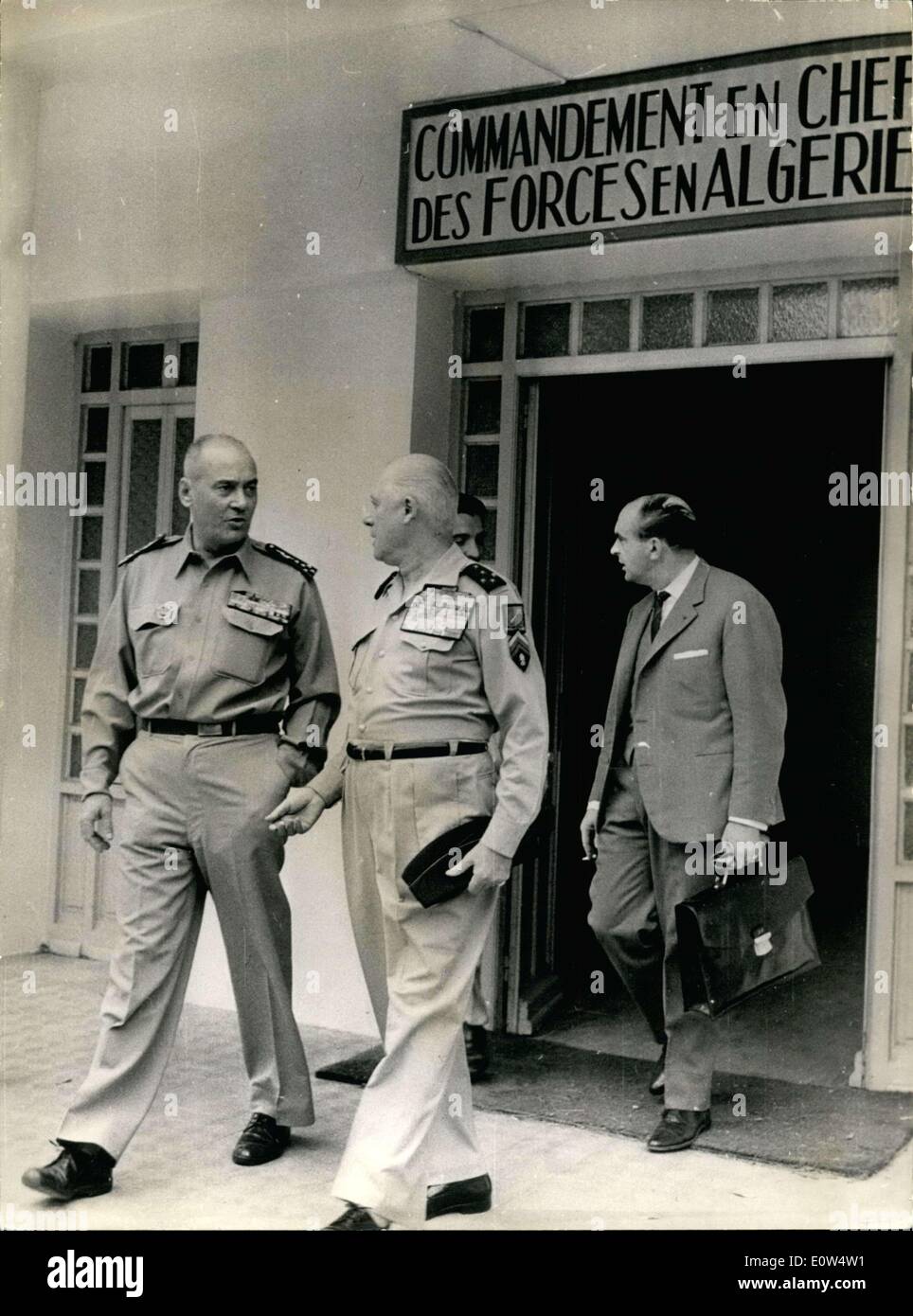 27. April 1961 - lassen Sie Generäle er und Salan (rechts), Autoren von das Puntsh Militär in Algerien, den Befehl für die Algerier. Stockfoto