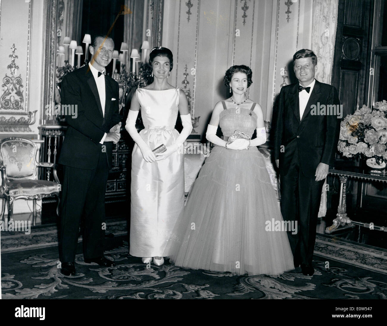 Die Kennedys mit dem König und Königin im Buckingham Palace Stockfoto