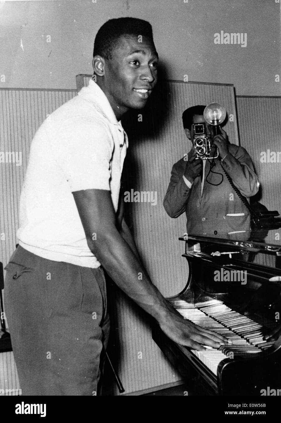 Fußballer Pele feiert nach einem Sieg über Rom Stockfoto