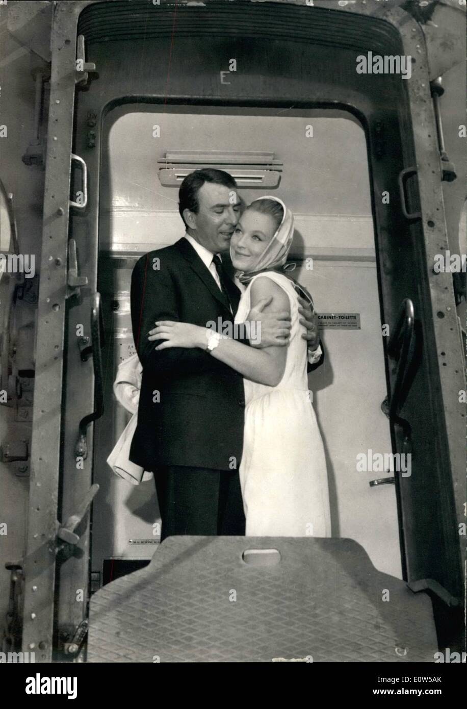 Sept. 09, 1961 - Marina Vlady Stars im neuen Film: Marine Vlady, die junge französische Bildschirm Schauspielerin, spielt die Hauptrolle in dem Film '' Malefice'' jetzt eine der Herstellung. Foto zeigt Marina Vlady und Jean-Pierre Marielle in einer Szene des Films, in einem Zug am Gare De Lyon zu platzieren. Stockfoto