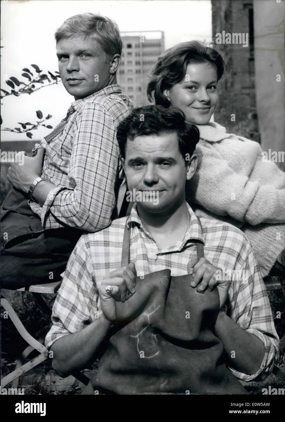 Sept 09 1961 Walter Giller Ist Eher Skeptisch Aber Lonie Von Friedel Freidel Rechts Und Hardy Kruger Hardy Kruger Links Sind Die Zwei Unter Millionen In Dem Film Mit