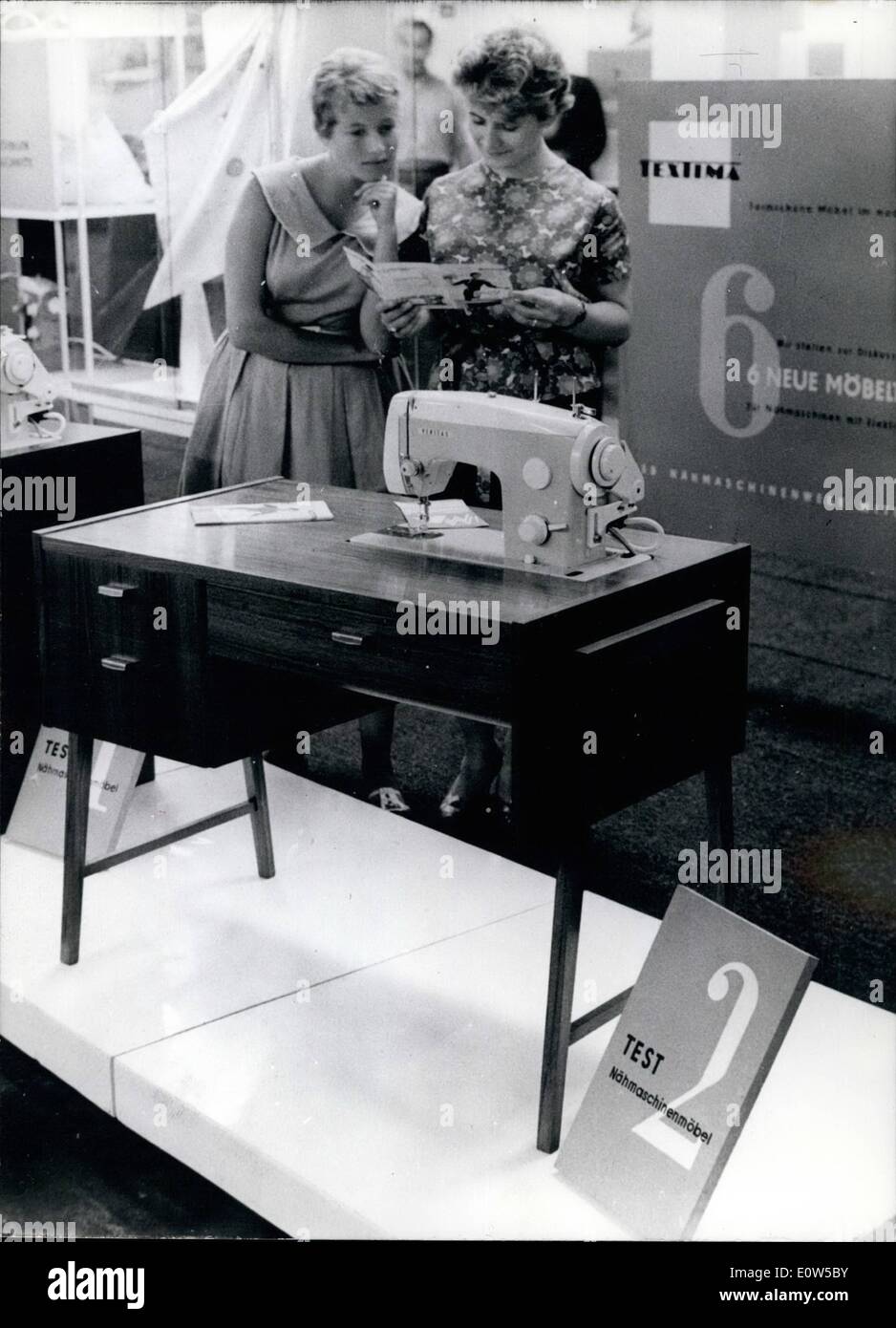 Sept. 09, 1961 - Herbstmesse in Leipzig 1961.; Ab Sept., 2. bis 9., 1961, der Herbstmesse in Leipzig/Ost-Deutschland findet. Das Foto zeigt einen Dame-s Schreibtisch mit integrierten Nähmaschine - eine der Neuheiten auf der Messe gezeigt. Es entstand in Ostdeutschland. Stockfoto