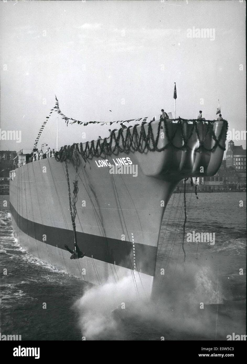 Sept. 09, 1961 - das weltweit größte Kabelverlegung Schiff wurde ins Leben gerufen... auf Hamburgs Schlieker-Werft am 24. September wird mit den Namen der '' lange Linien '' (lange) getauft. Hamburg hatte den Zuschlag, das Änderungsantrag Telefon zu konstruieren & Technologieunternehmens Kabel spät gegen breite Weltwettbewerb vom Japaner britische spanischen Werften neue a.t. & T.-Schiff für 17.000 BRT, 510 Fuß lang ist und eines der schnellsten Schiffe auf hoher See in dem Spezialgebiet der Kabelverlegung bei 7 oder 8 Knoten verglichen mit 3 1/2 Knoten pro Stunde für andere in dieser Kategorie Stockfoto