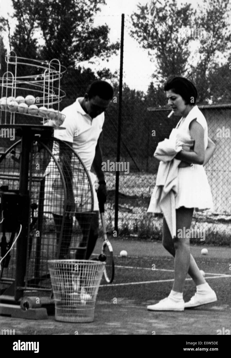 Prinzessin Soraya mit ihrem Trainer während eine Tennis-Stunde Stockfoto