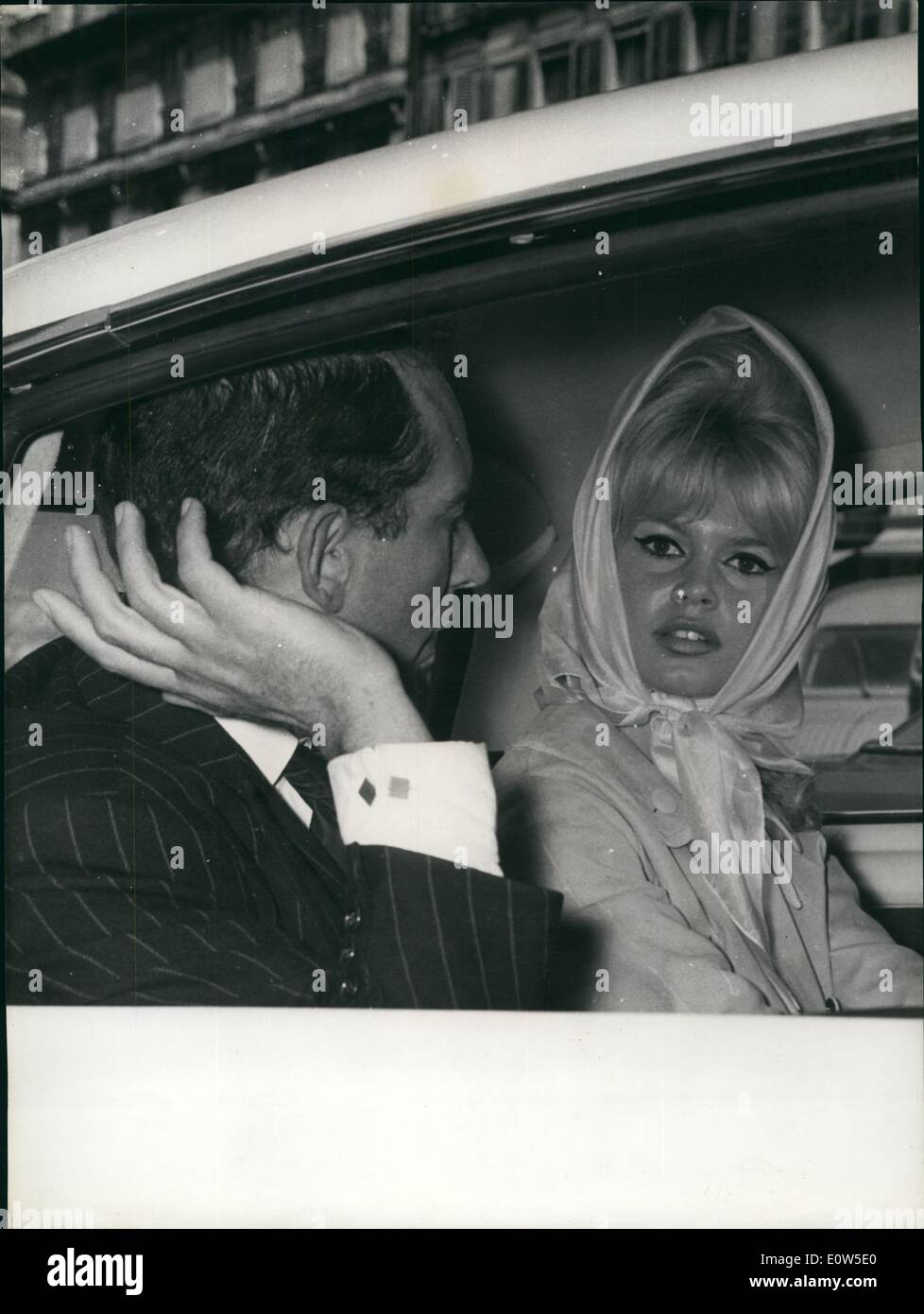 7. Juli 1961 - Brigitte Bardot und ihr '' privat '': berühmte Brigitte Bardot hat fing an in ihrem neuen Film '' Vie Privee'' (privat) von Louis Malle, Foto zeigt Brigitte Bardot in einer Szene des Films gestern in den Straßen von Paris. Stockfoto