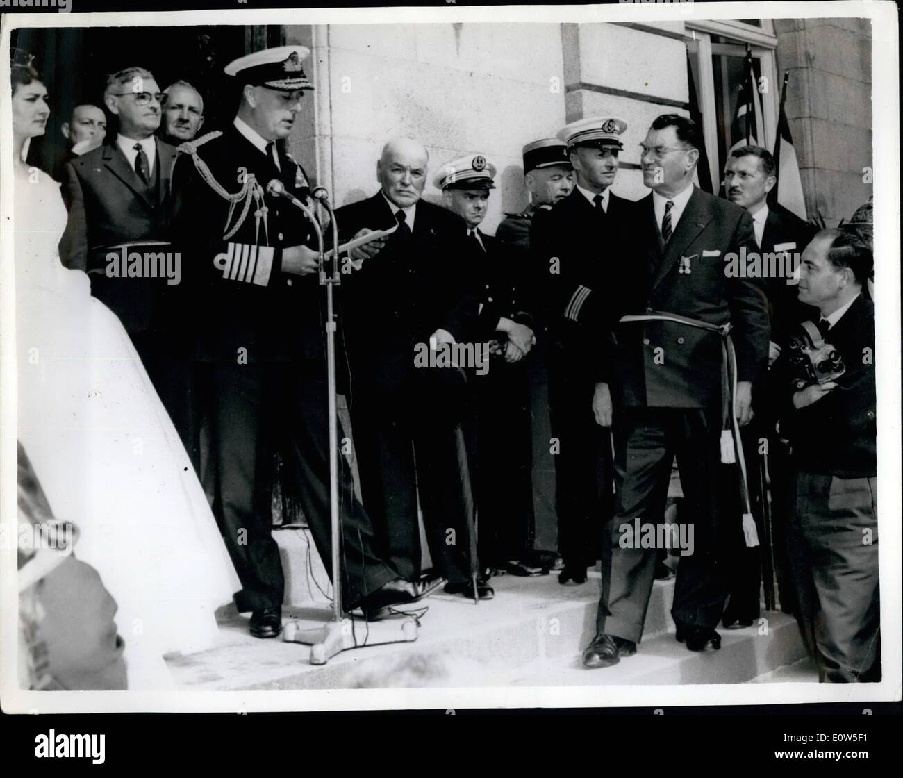 07. Jul 1961 - Lord MOUNTBATTEN BESUCHT die "ZWILLINGSSTADT" von ROMSEY IN FRANKREICH Lord MOUNTBATTEN besuchte vor kurzem die kleine Stadt PAIMPOL, Bretagne Franoe, die die "Zwillingsstadt" von ROMSEY in der Nähe von Southampton ist. Er wurde zum Ehrenoitizen von Paimpol ernannt. FOTO ZEIGT; Lord MOUNTBATTEN spricht beim Paimpol Stadtball; rechts der Bürgermeister, Herr COUPIN Stockfoto