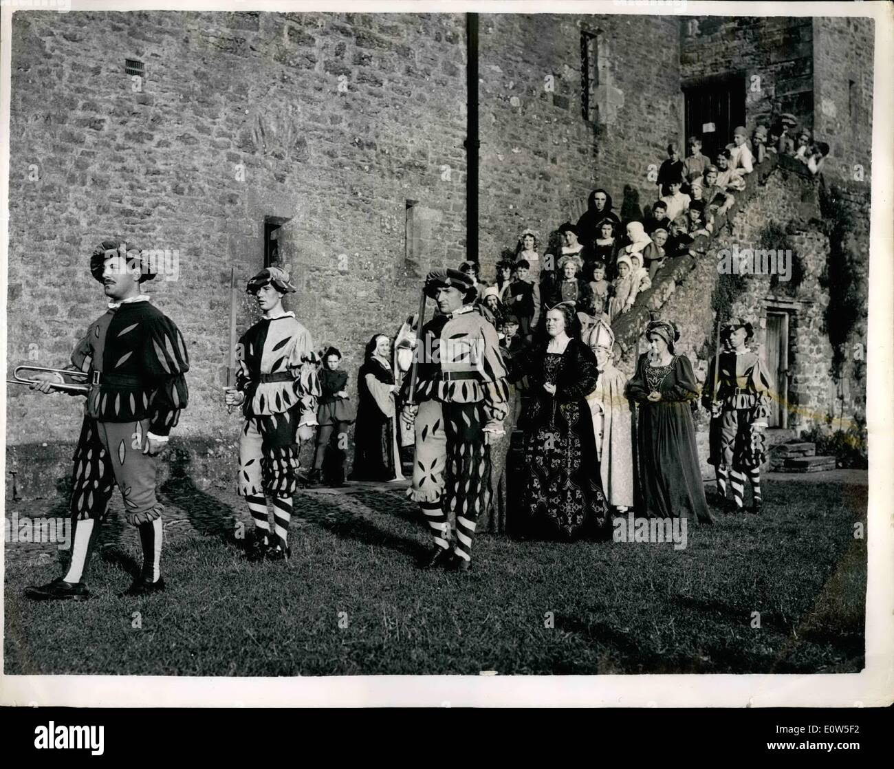 7. Juli 1961 - Proben für die BOLTON CASTLE FESTIVAL IN WENSLEYDALE... Proben statt für die Bolton Castle Festival in Wensleydale... Das Festival gehören Szenen und Tableaus von historischen Persönlichkeiten und Ereignisse - jeweils an unterschiedlichen Tagen vorgelegt werden... KEYSTONE-Foto zeigt: Die Prozession Szenen zum Festmahl mit Men at Arms, Mary Queen of Scots; Richard Lord Scrops; Der Abt des Jervaulx; Lady Scrops und Hofdamen. Stockfoto