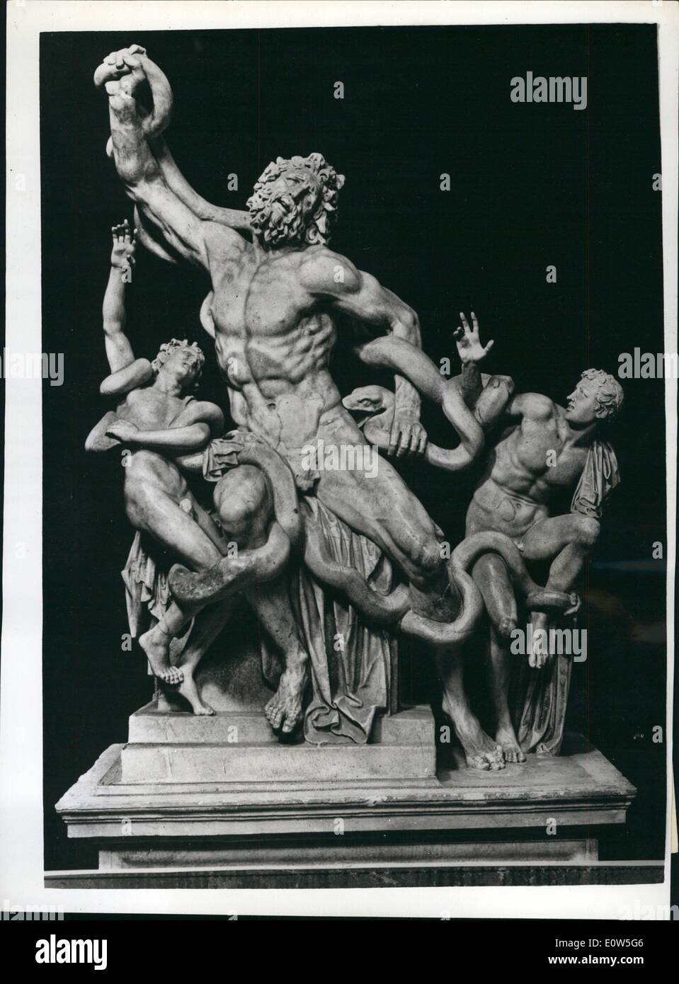 7. Juli 1961 - die Aufgabe, die Dauted Michelangelo - Sanierung von der Laokoon - endlich fertig: die Idee, dass Michelancelo, ausgerechnet von einem Task haben sollte, die Scisppropriate zu seinem Gentus eingeschüchtert worden - Vollendung der beschädigten Laokoon - Schienen ist eine der Schlussfolgerungen, die aus der nächsten Prüfung je gemacht der berühmten Statue im Vatikan entstanden sind. Besucher der päpstlichen Galleria dieser Saison der Studie und Restaurierung Stockfoto
