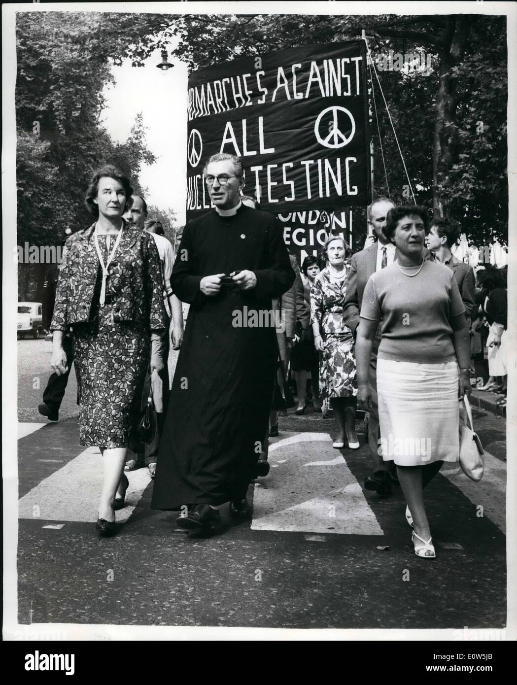 Sept. 09, 1961 - nukleare Abrüstung Protestmarsch an die sowjetische Botschaft: Hunderte von Menschen marschierten durch London heute Nachmittag aus Protest gegen die Entscheidung Russlands, die Atomtests zu starten. Foto zeigt Canon Collins auf seinem Weg an die russische Botschaft, über Atomtests zu protestieren. Stockfoto
