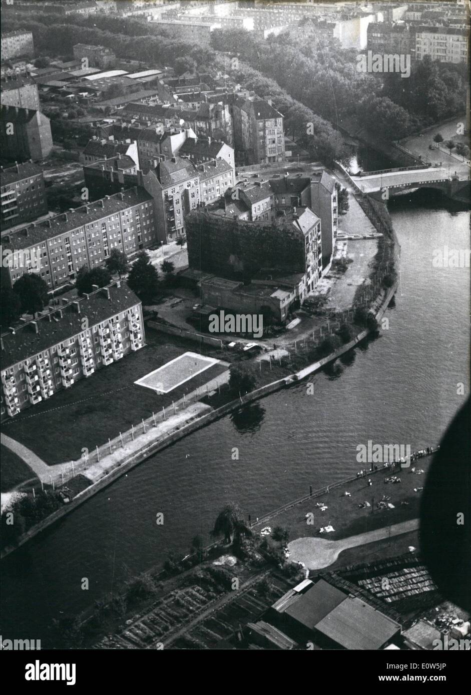 Sept. 09, 1961 - viele schwammen durch den Teltow-Kanal in die Freiheit... das war Grund genug für die Ost-Berliner Behörden, Ost-Berliner Ufer dieses Kanals durch doppelten Stacheldraht und die Brücke durch eine Betonwand, wie Luft-Blick der Kanal zeigt zu blockieren. Bei der West-Berliner Bank gibt es täglich Menschen Hoffnung, Freunde oder Verwandte auf der anderen Seite zu sehen. Stockfoto