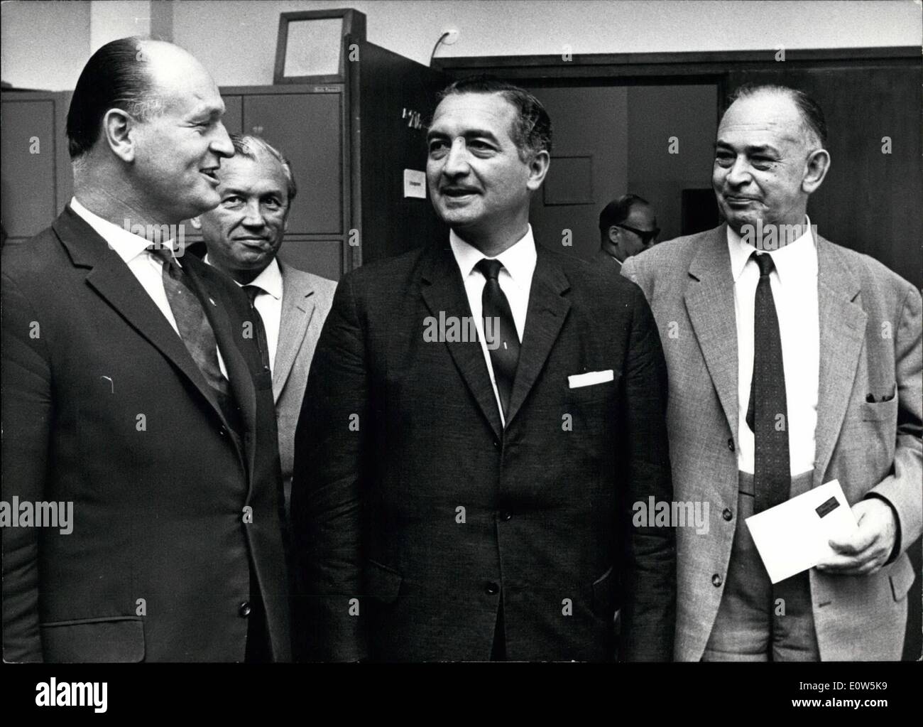 Sept. 09, 1961 - Gespräche zwischen Adenauer und Mende alte und neue Mitglieder der freien demokratischen Partei hatte ein Treffen im Bundeshaus in Bonn, wo sie über den neuen Kurs der FDP nach der Wahl gesprochen. Der Bundeskanzler. Offizielle Gespräche über die Bildung des neuen Bundes Regierung findet am 2. Oktober im Palais Schaumburg zwischen dem Vorsitzenden der CDU-Dr. Adenauer, der Vorsitzende der CSU-Franz Josef Straue und der Vorsitzende der FDP-Dr. Erich Mende, OPS: von links nach rechts: Otto Eisenmann Vorsitzender der FDP, Dr. Erich Mende und Dr Stockfoto