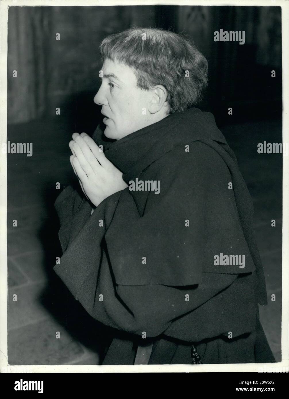 7. Juli 1961 - öffnet John Osborne Luther Morgen am Royal Court Theatre in London. John Osborne spielen Luther öffnet morgen am Royal Court Theatre in London. Albert Finney, Sieger von den Darstellerpreis auf dem Paris International Festival, spielt die Titelrolle. Foto zeigt: Albert Finney in der Probe heute. Stockfoto