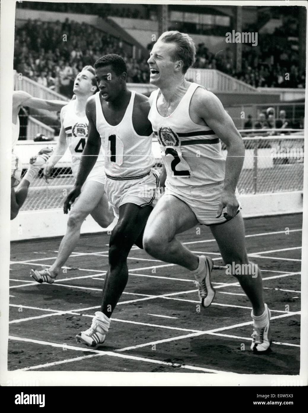 7. Juli 1961 - trägt Großbritanniens David Jones '' schnellste Mann auf der Erde ''. Empfindungen zu gewinnen 220 Yards Veranstaltung im White City. Großbritanniens Sprinter David Jones gestern eine Sensation in der Great Britain versus USA Veranstaltung-nur den schnellsten Mann auf der Erde zu schlagen. Amerikas sensationelle Läufer Frank Budd... Der amerikanische Männer schlagen Großbritannien von 122 Punkte auf 88... Das Foto zeigt die Oberfläche des sensationellen 220 Yards Event - David Jones Sturm Zuhause, einen Fuß vor Frank Budd in White City zu beenden. Stockfoto