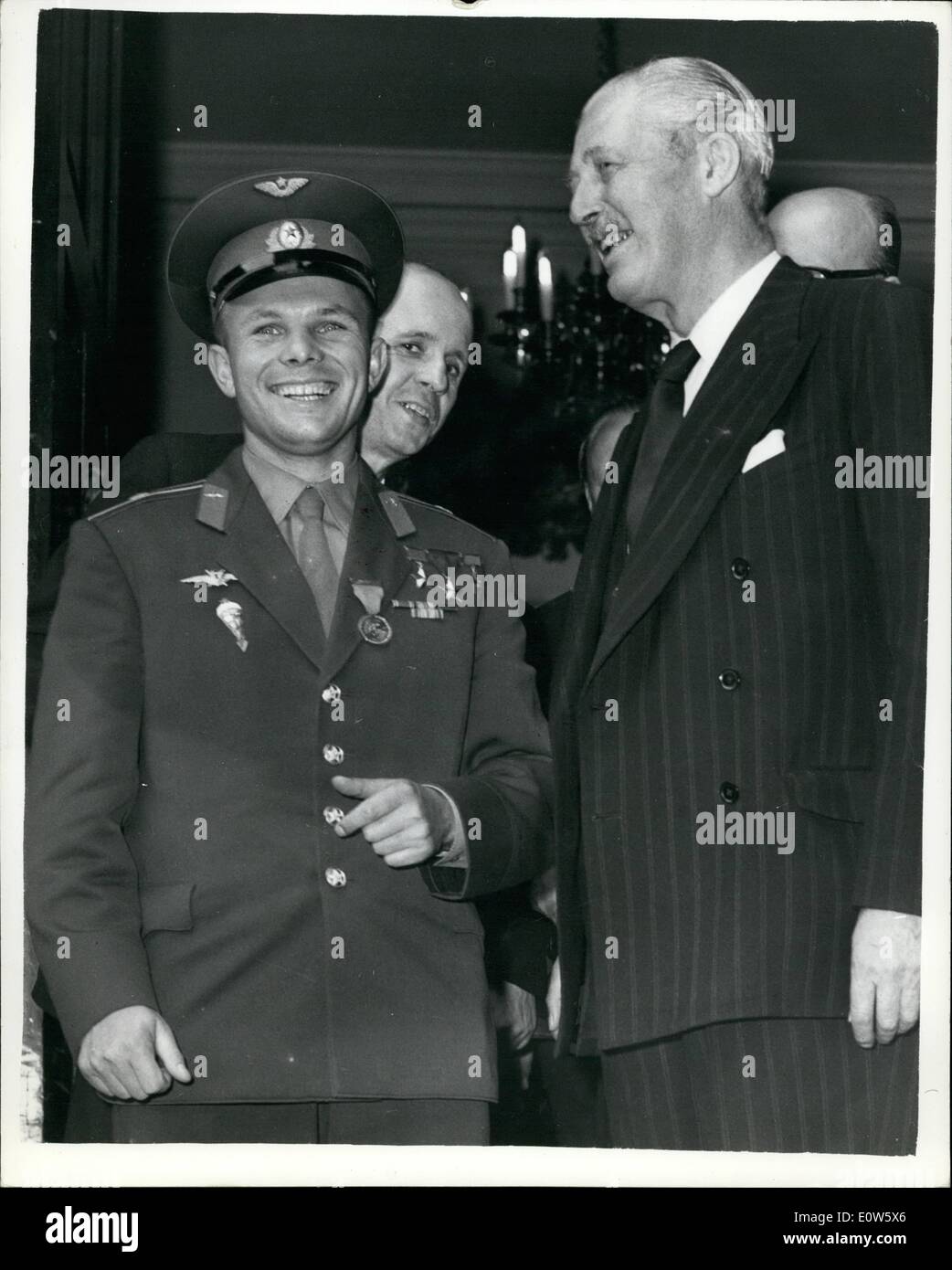 7. Juli 1961 - trafen MacMillan trifft Gagarin - Premierminister MacMillan sich heute Nachmittag sowjetischen Raumfahrer Yuri Gagarin im Admiralty House. Foto zeigt:-MacMillan und Gagarin Händeschütteln. Stockfoto