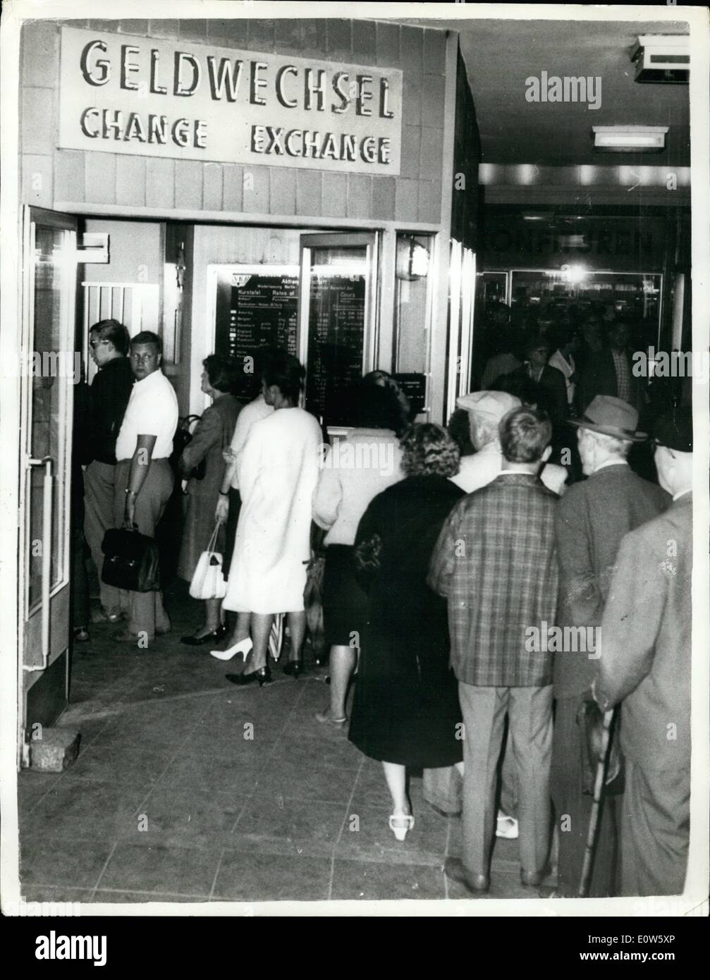 7. Juli 1961 - 07.07.61 Berlin A geteilt Stadt. Der Verkehr in Berlin ist kostenlos durch einen Auftrag des ehemaligen Kontrollrats für Deutschland und eine Erklärung des freien Verkehrs zwischen den Sowjets und den Westalliierten gemacht im Jahr 1949. Aber alle anderen Dinge sind geteilt. Zum Beispiel hat Berlin zwei Währungen die Deutschen Mark der Bundesrepublik Deutschland in West-Berlin und die so genannte Eastmark in den sowjetischen Sektor. Die derzeitigen Wechselkurs ist 100 DM von 460 Eastmarks. Foto zeigt: Die Gegenwart zwingt Berlin-Krise Bewohner des sowjetischen Sektors von Berlin, ihr Geld zu ändern Stockfoto
