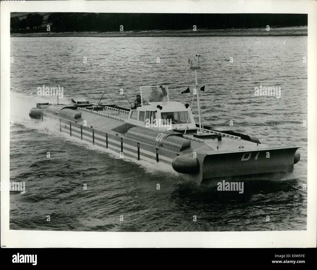 : 7. Juli 1961 - Schiff in der Erprobung auf Gare Loch, Schottland, ist die D1, ein 60 Fuß, experimentellen Prototyp '' schweben Schiff ''. 4 1/2 Tonnen wiegen, es hat zwei drei-Zylinder zwei Zyklus 25 b.h.p.-Motoren, die unten aus dem Wasser heben, während seine Seitenwände untergetaucht zu ungefähr sechs Zoll bleiben. Zwei 35 b.h.p. Außenbordmotoren mit variabler Steigung Propeller Schlitten '''' es über das Wasser. Seine britischen Erbauer hoffen auf eine Personenbeförderung Version in Betrieb bis Ende des nächsten Jahres. Stockfoto