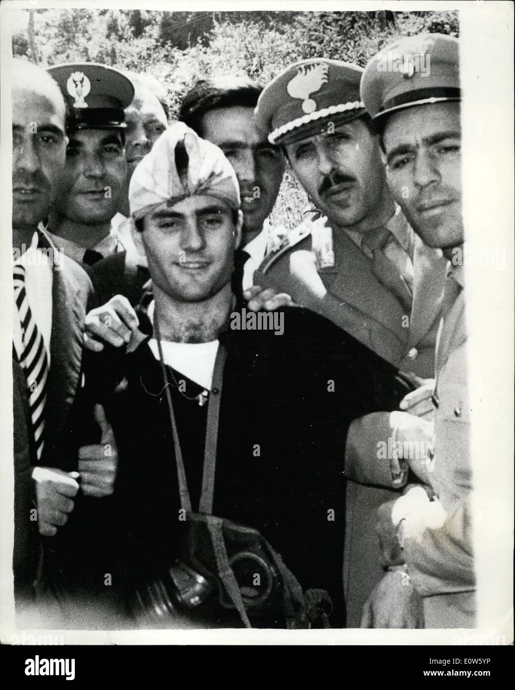 7. Juli 1961 - Schütze schießt Verlobte und ihre Mutter nach sechzehn Stunden Belagerung in der Nähe von Rom: ein verrückter Schütze mit Granaten, ein Sub-Maschinengewehr und zwei automatische Pistolen bewaffnet stellte sich heute nach dem schießen seine 19-jährige Verlobte und ihre Mutter tot und seine 16 Monate altes Baby Tochter Geisel in der fantastischen 16 Stunden Belagerung in der Nähe von Rom. Bevor er den Mann sein Baby an die Polizei übergeben, von einem Balkon ergab, hatte Hunderte von Polizisten das Gebäude während der Belagerung beringt. Das Drama begann gestern Abend im Dorf von Rocoa di Papa bei Rom Stockfoto