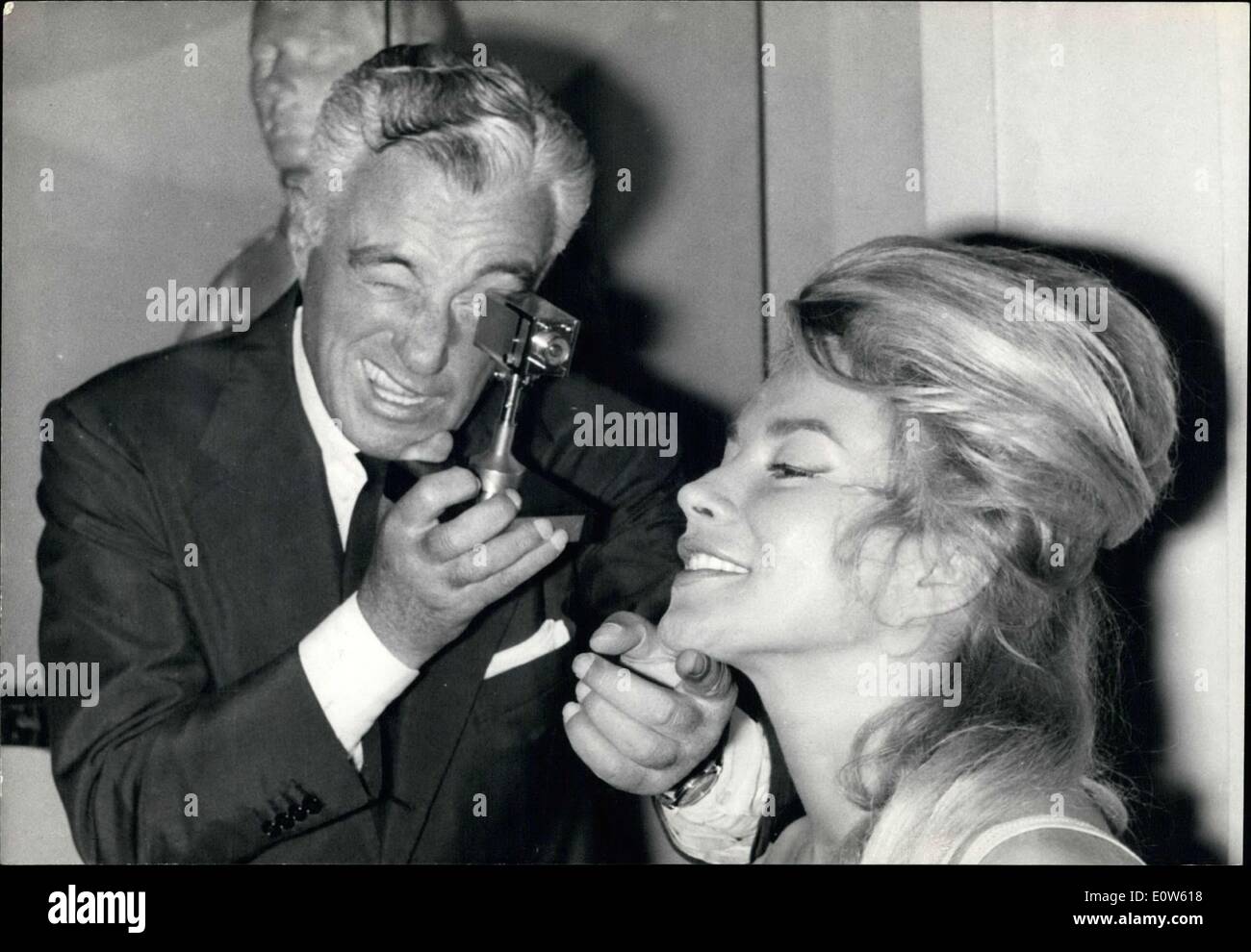 27. Juli 1961 - wurde der italienische Regisseur eine Goldene Kamera Trophy in ein Hotel in Paris für seinen Sieg beim letzten Film Referendum in Vichy für sein Lebenswerk ausgezeichnet. De Sica ist in Paris zum Film '' The Last Judgement " Stockfoto