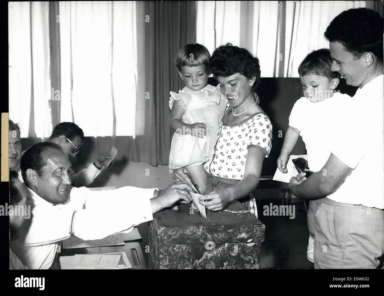 Sept. 09, 1961 - Wahlen in der Bundesrepublik Deutschland. Am Sonntag stimmten 17.09.61, die Menschen in der Bundesrepublik Deutschland des vierten Bundestages. OPS: Ein unbekanntes Ehepaar mit Kindern an den Armen, die Abstimmung in München. Keystone-Bild 17.09.61 Stockfoto