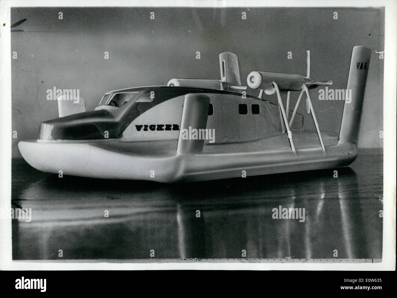 Sept. 09, 1961 - Designer arbeiten auf 160 km/h Hovercraft: Designer arbeiten an Hovercraft die überfliegen werden Land, Meer und Wüste bei 160 km/h. gestern die Vickers VAI Forschung Hovercraft entlang der Start-und Landebahn am South Marston, Swindon Magermilch, fünf Zoll vom Boden. Die Geschwindigkeit für fast 20 Minuten betrug zeigt 40 mph. Foto ein Modells von Vickers VA3 Hovercraft ist es Anfang nächsten Jahres fertig sein. Stockfoto