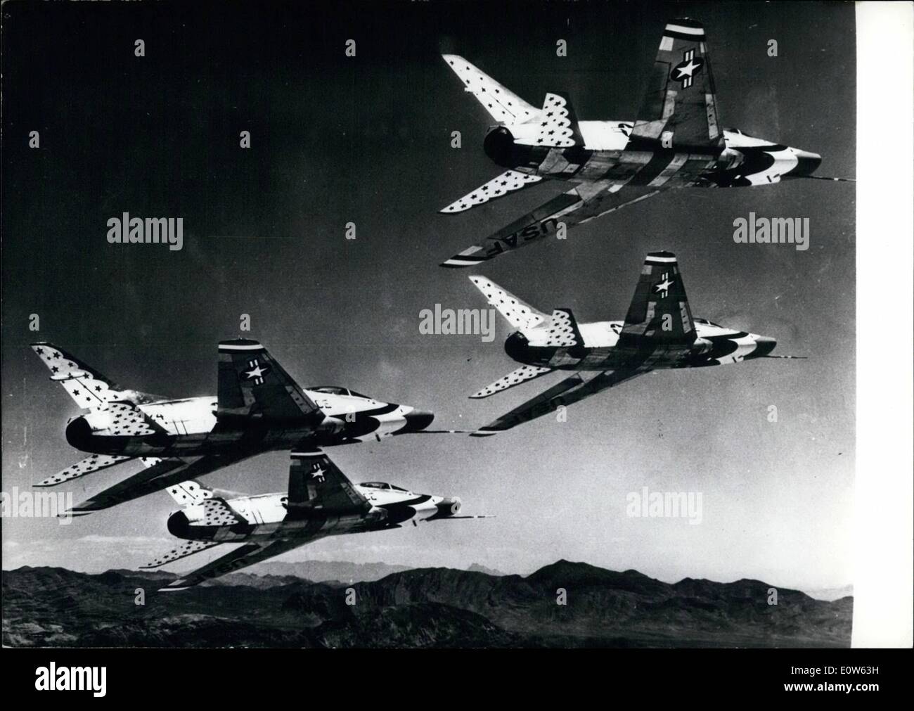 Sept. 09, 1961 – 5. Jahrestag der '' neuen – Luftwaffe '' die deutsche Luftwaffe (Luftwaffe) halten am 24. September eine Flugschau auf dem Flugplatz Fürstenfeldbruck bei München. Die Show wird von deutschen und ausländischen künstlerischen Luft Trupps eröffnet. Unser Bild zeigt eine offizielle Luft-Team von der US Air-Force mit fünf Maschinen des Typs f 100 Super Sabre (Überschall Jets) die an der Flugschau teilnehmen wird. Stockfoto