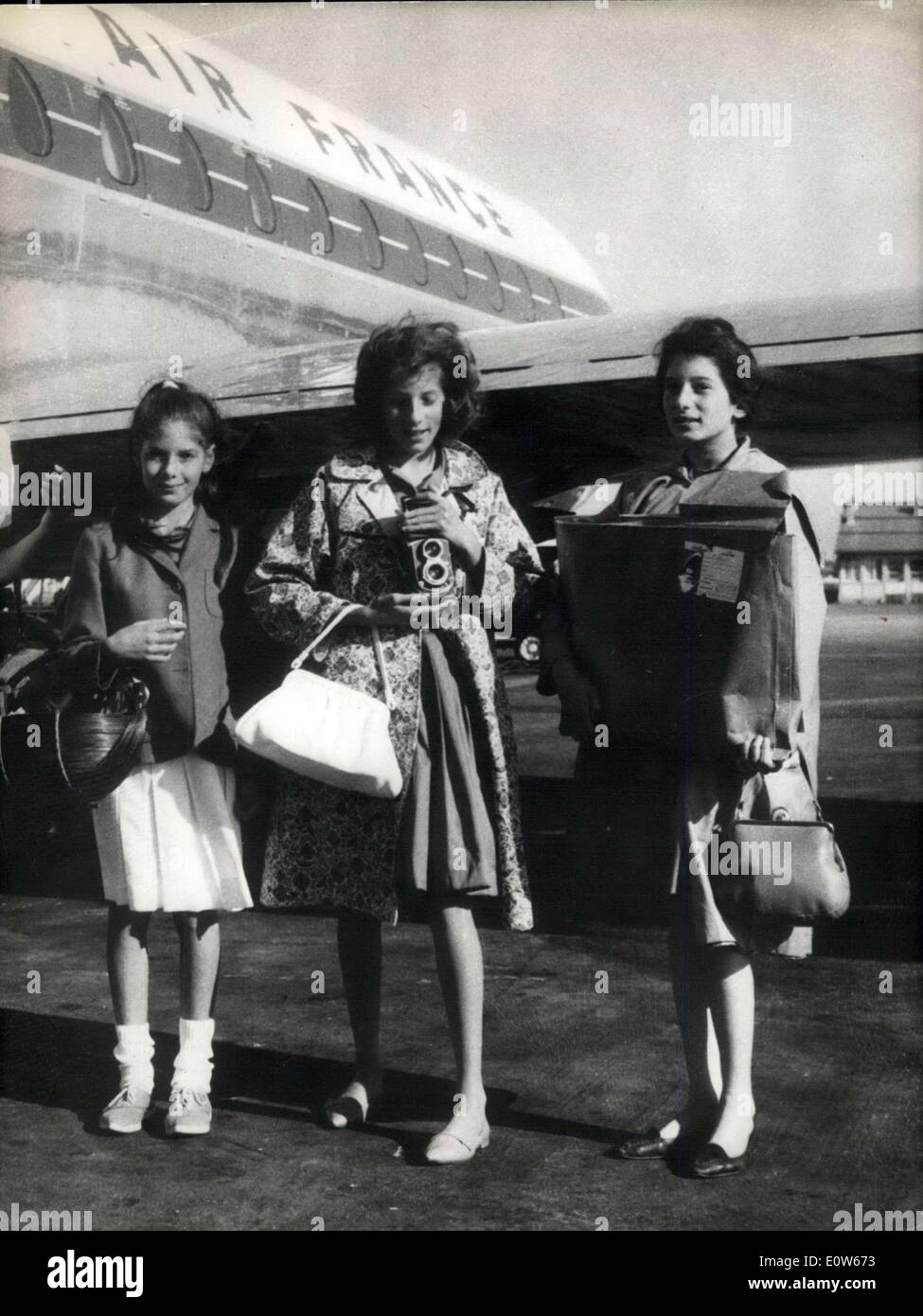 4. August 1961 - drei etwas amerikanisches Mädchen berichtet über eine Zuordnung in Europa.: drei amerikanische Mädchen Reporter, Beckie, 13, Debbie, elf und Susie, neun, flog nach New York zurück, nachdem eine Tour des "alten Kontinents '' für eine führende amerikanische Frauen Frauenmagazin. Beckie, der Fotograf hat immer ihre Kamera griffbereit ("man weiß nie, was Happan kann). Debbie ist der Designer und Susie, die jüngste der Schriftsteller. Susie sagte: "ich war überrascht zu sehen, dass alle Frenchmendo nicht angezeigt, einen Schnurrbart und nicht alle von ihnen tragen eine Baskenmütze" Stockfoto