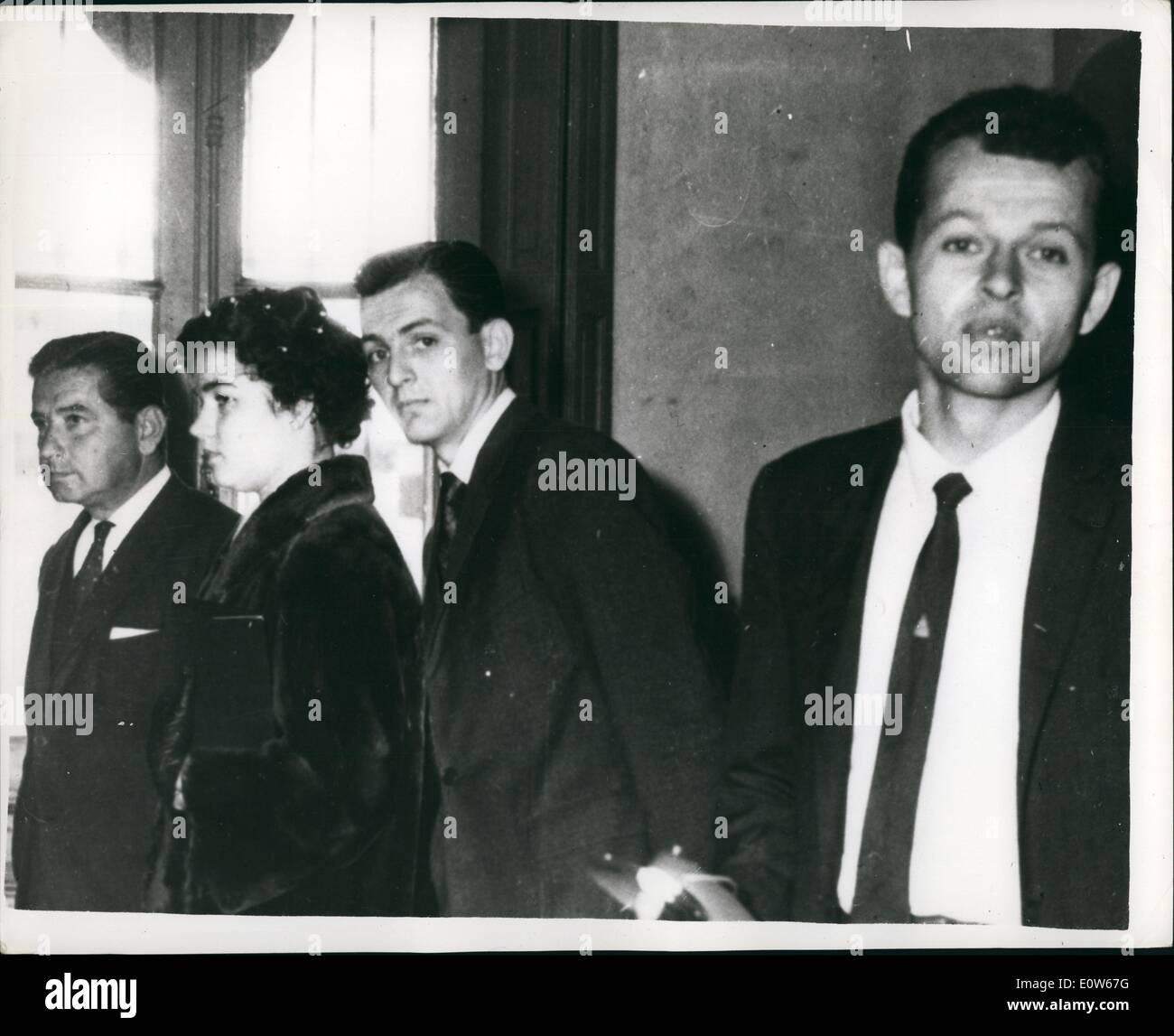 8. August 1961 - Sohn Birkenauer heiratet in Buenos Aires: Horst Eichmann, heiratete ein Sohn von Adolph Eichmann, am vergangenen Freitag eine argentinische Mädchen, Elvira Teresa Pummer in Buenos Aires. Beide sind 21. Die Hochzeit fand in Argitry Büro. Foto zeigt nach der Hochzeit - von links nach rechts: einer der Zeugen, Domingo Rocco; die Braut; der Bräutigam; und (mit Kamera) Nicolas Eichmann, ein Bruder des Bräutigams. Stockfoto